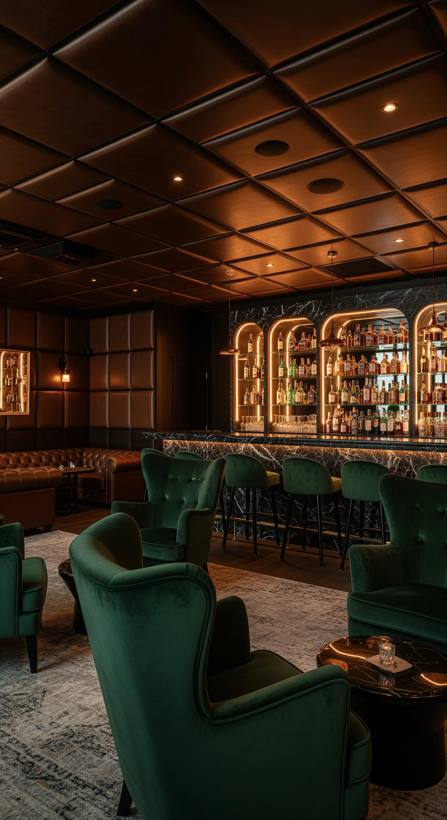 Eine luxuriöse Hausbar mit grünen Samtsesseln, dunklem Holz und einer beleuchteten Spirituosenwand.