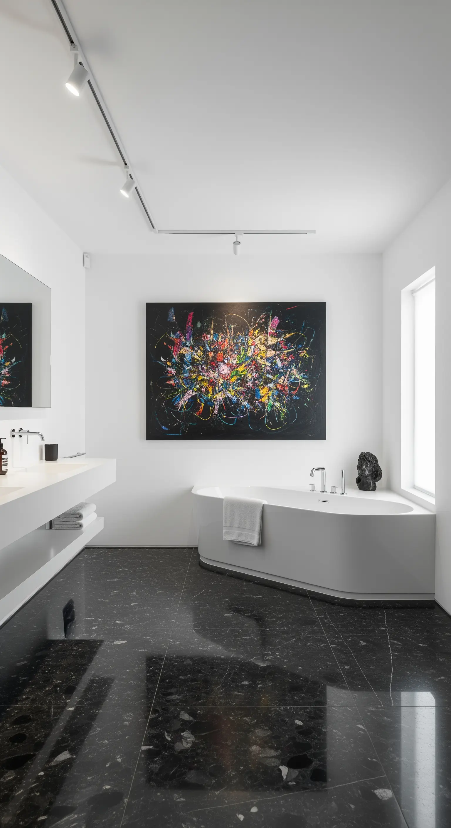 Minimalistisches weiß-schwarzes Badezimmer, in dem ein großes, farbenfrohes abstraktes Gemälde hängt