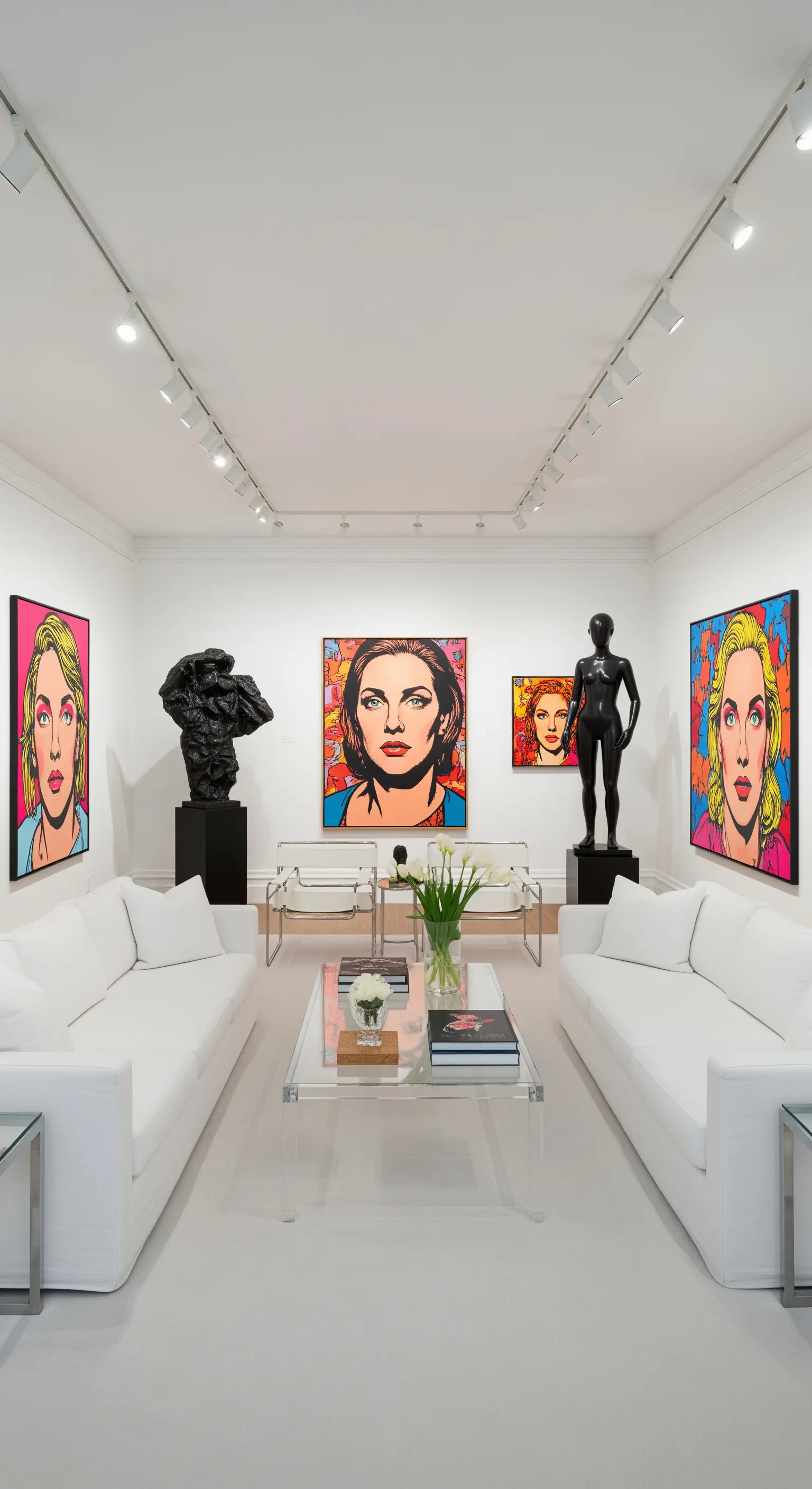 Weißes Wohnzimmer als Kunstgalerie mit Pop-Art-Gemälden und Skulpturen.