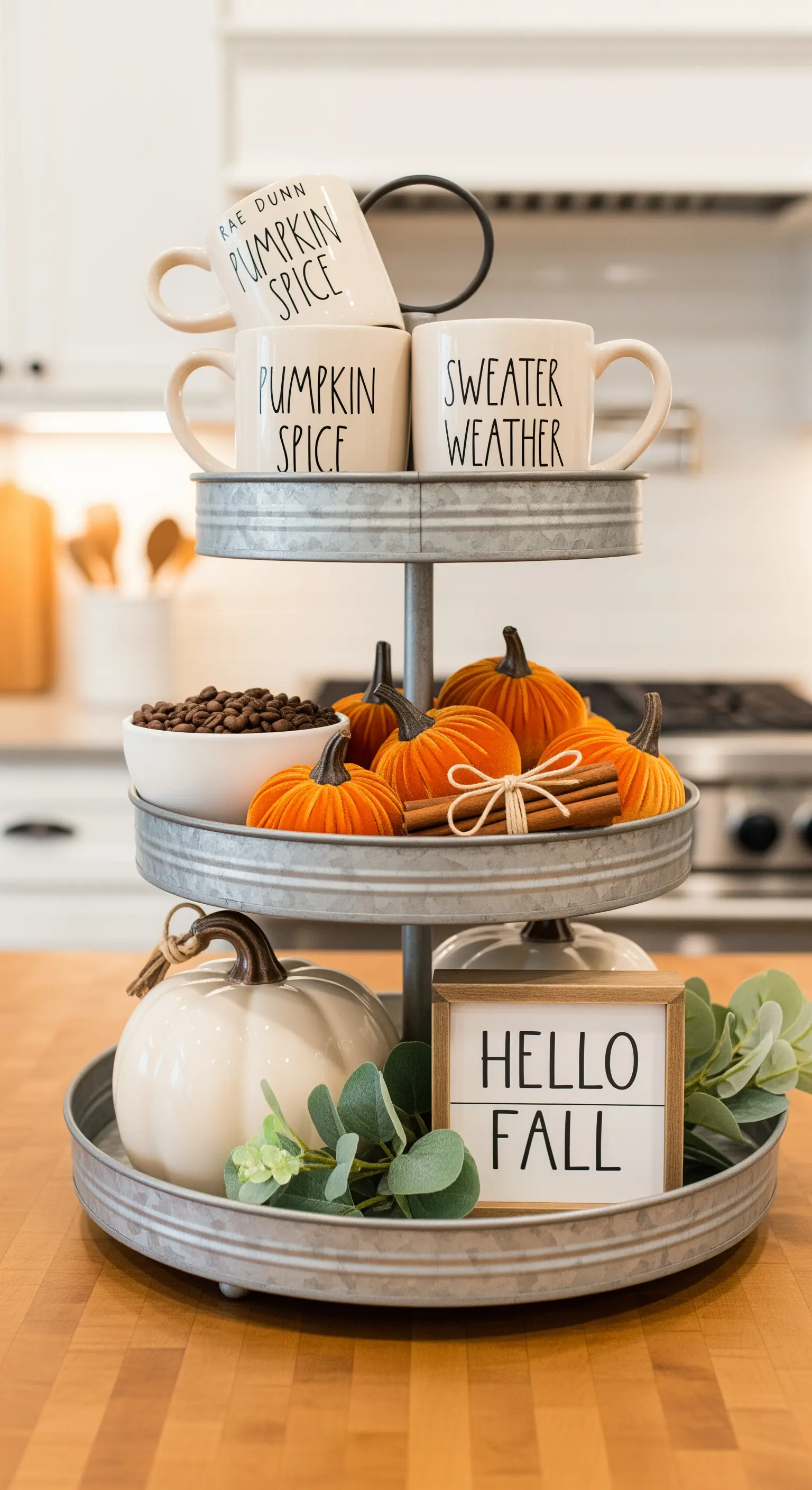 Herbst-Etagere mit Kaffeetassen, Kürbissen und Zimtstangen