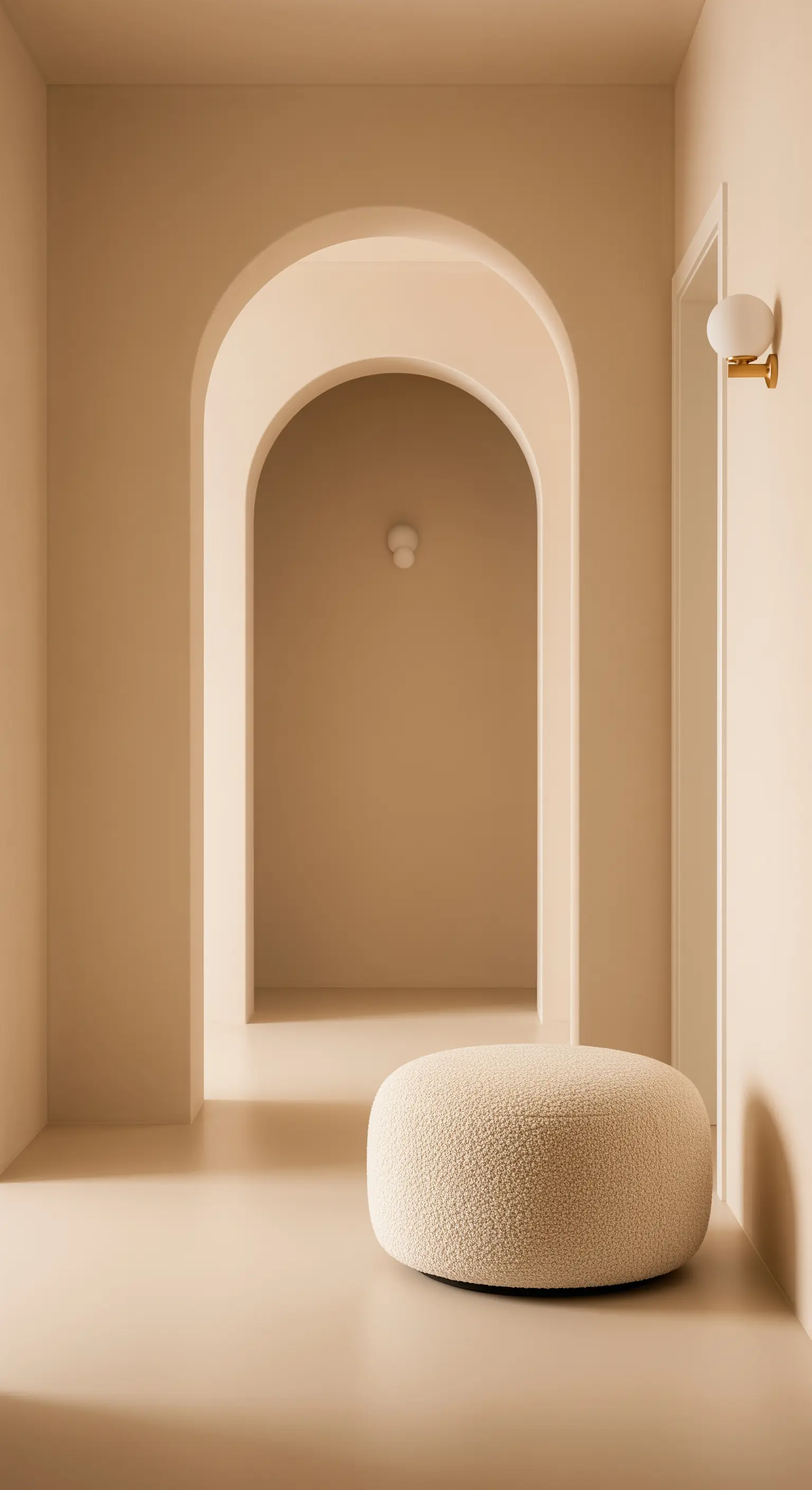 Flur in Beigetönen mit runden Türbögen und einem weichen Bouclé-Pouf.