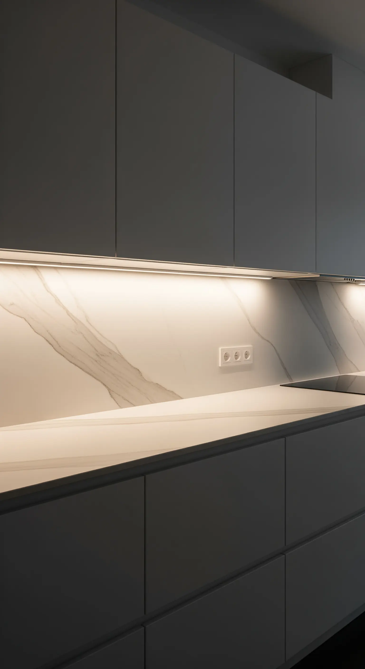 LED-Unterbauleuchte beleuchtet eine Arbeitsplatte in einer modernen, minimalistischen Küche.