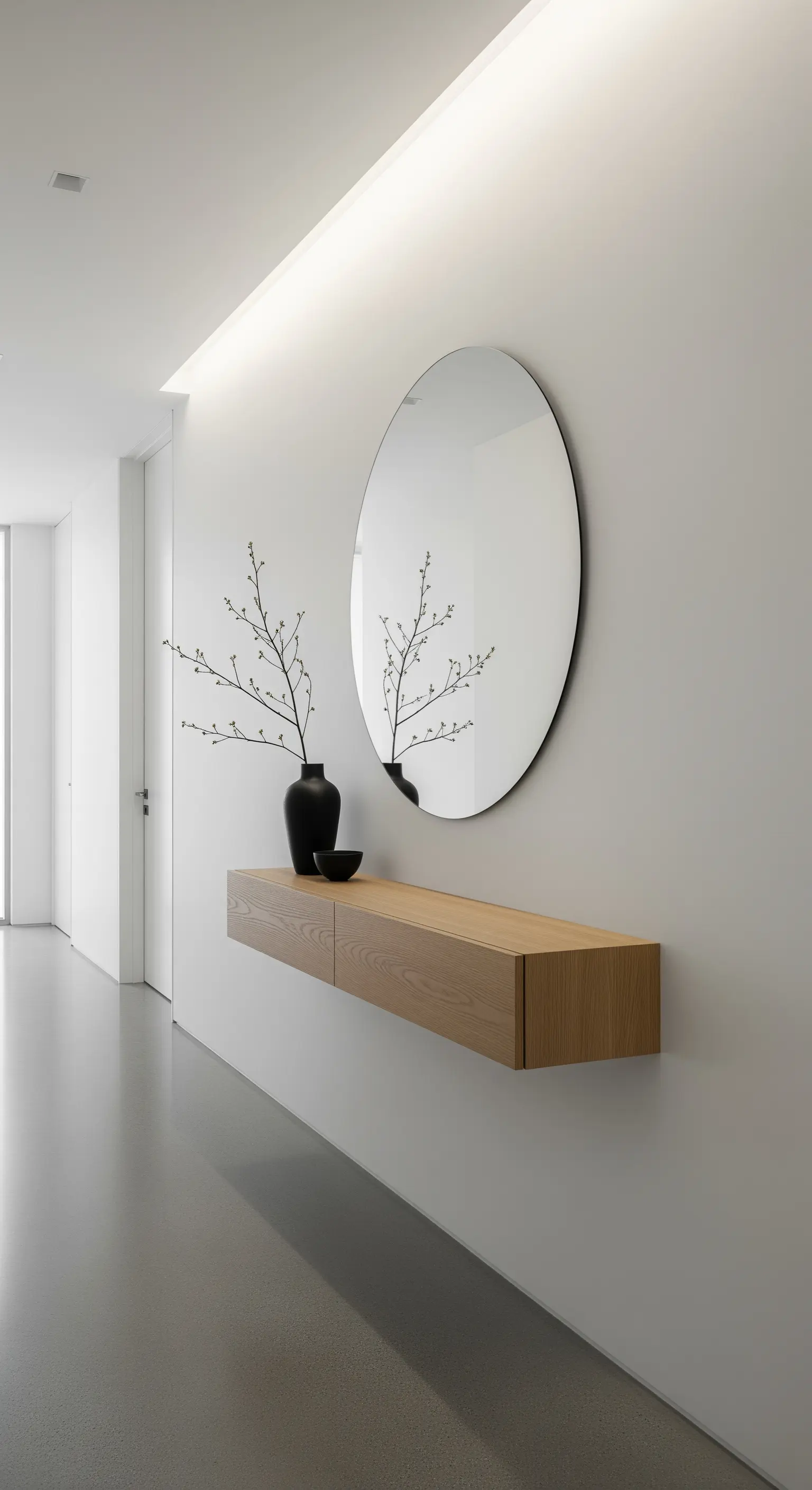 Minimalistischer Flur mit schwebender Holzkonsole und rundem Spiegel.