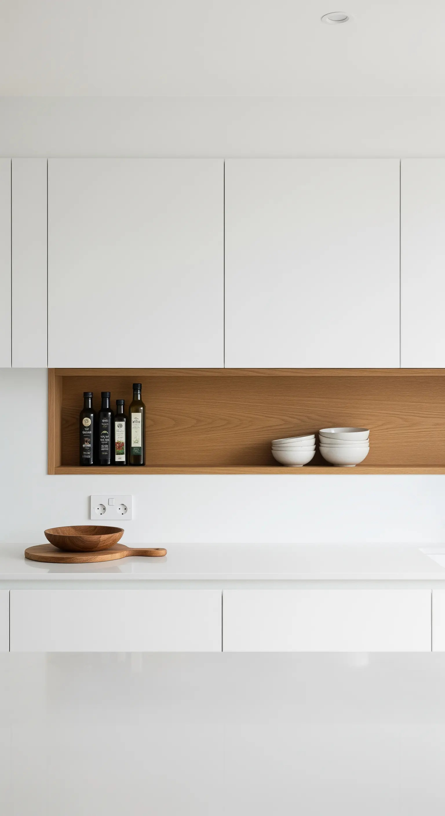 Weiße Küche mit einer in die Hängeschränke integrierten, offenen Nische aus Eichenholz.