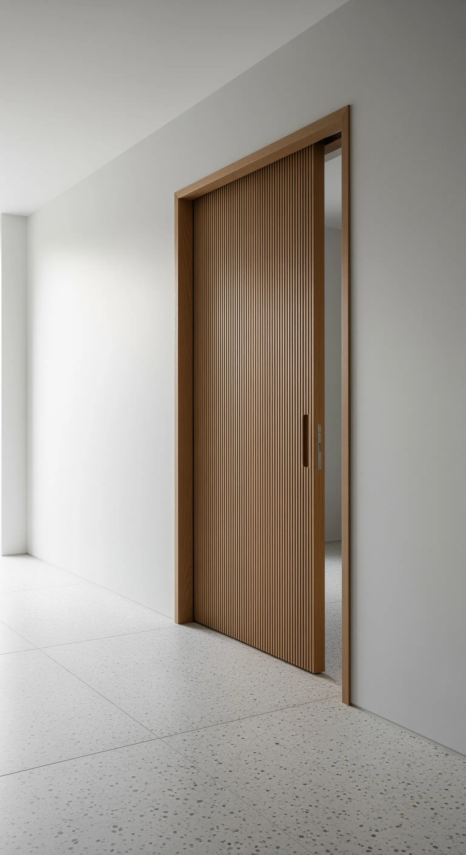 Holz-Schiebetür mit vertikaler Lamellenstruktur in einem minimalistischen, weißen Flur.