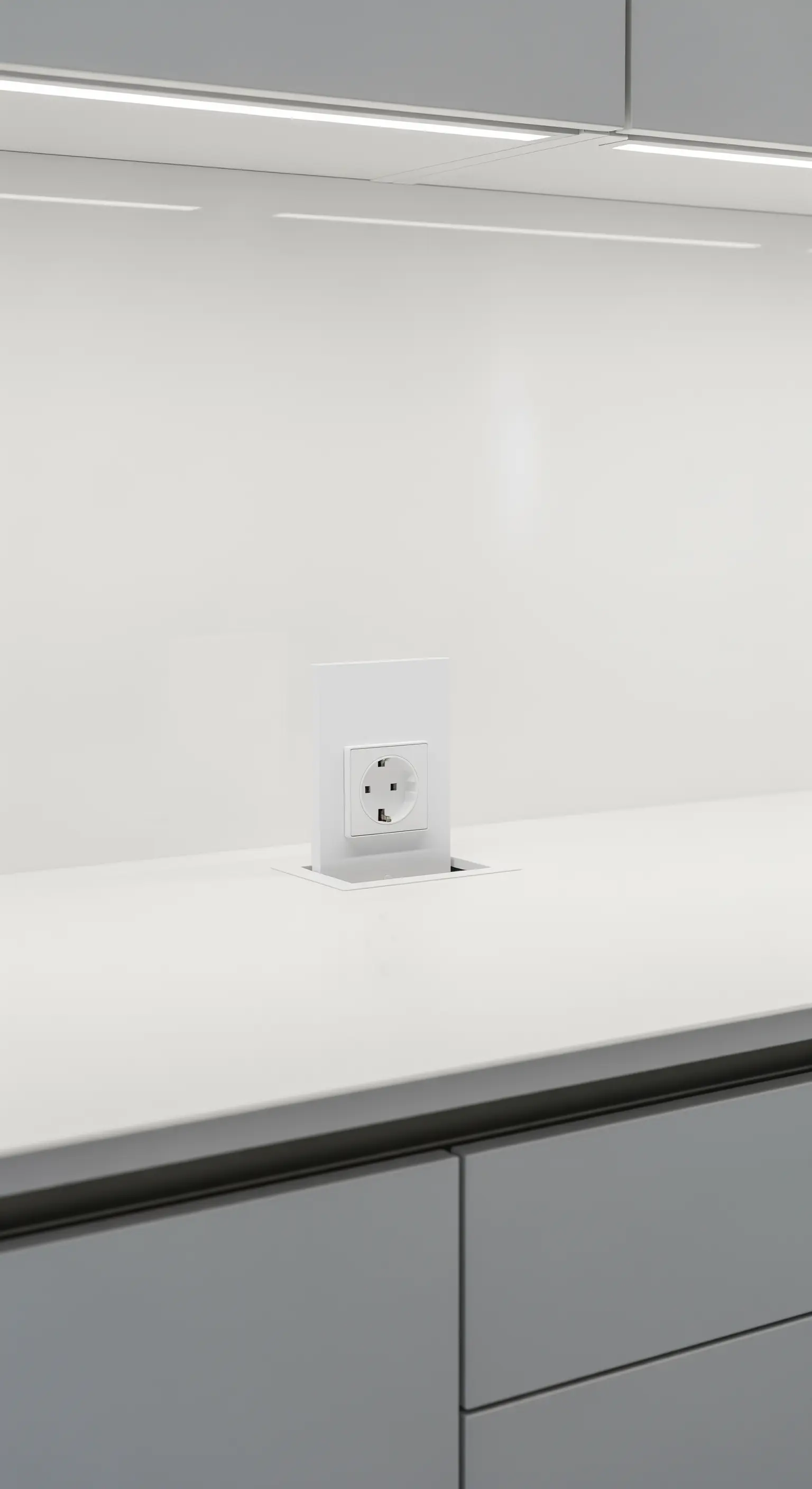 Eine einzelne, versenkbare Steckdose, die bündig in eine weiße Küchenarbeitsplatte eingelassen ist.