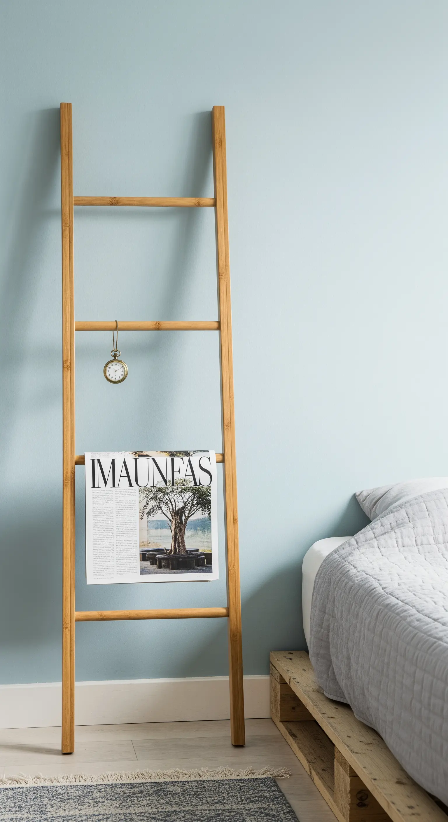 Eine Bambusleiter, die als minimalistischer Nachttisch-Ersatz dient.