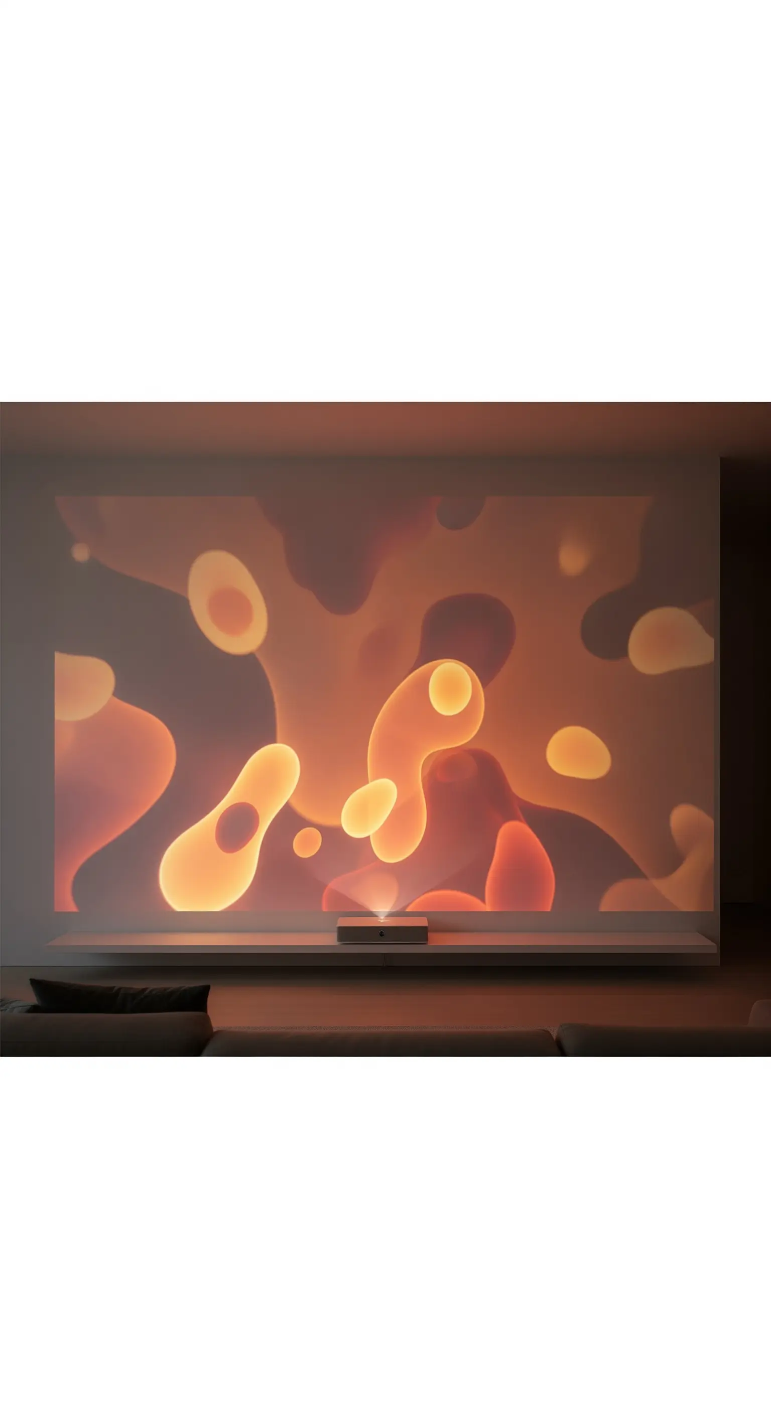 Ein Beamer projiziert abstrakte, organische Formen in warmen Farben auf eine weiße Wand.