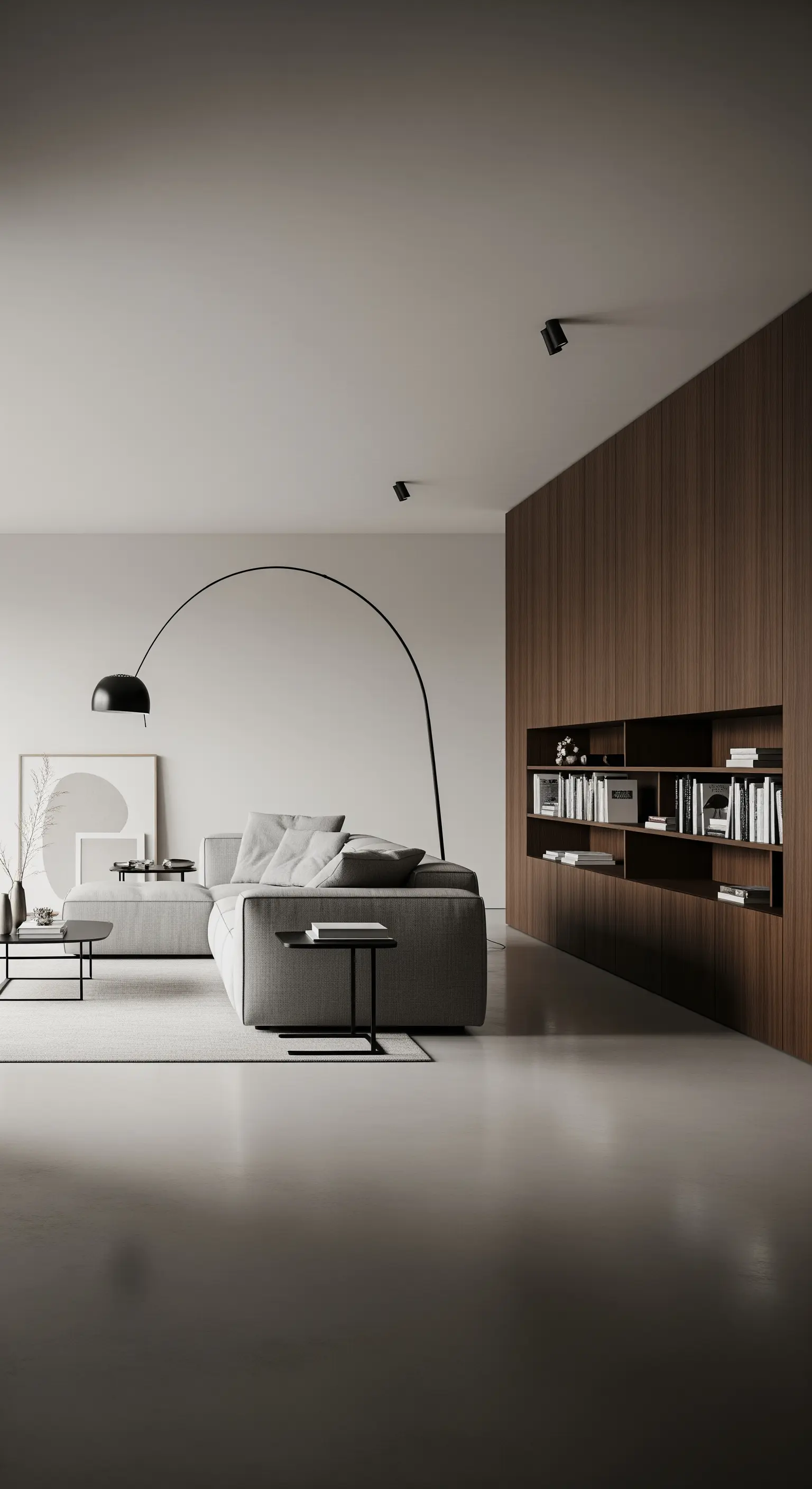 Minimalistisches Wohnzimmer mit dunkler Holzwand, integrierten Regalen und einer schwarzen Bogenleuchte.