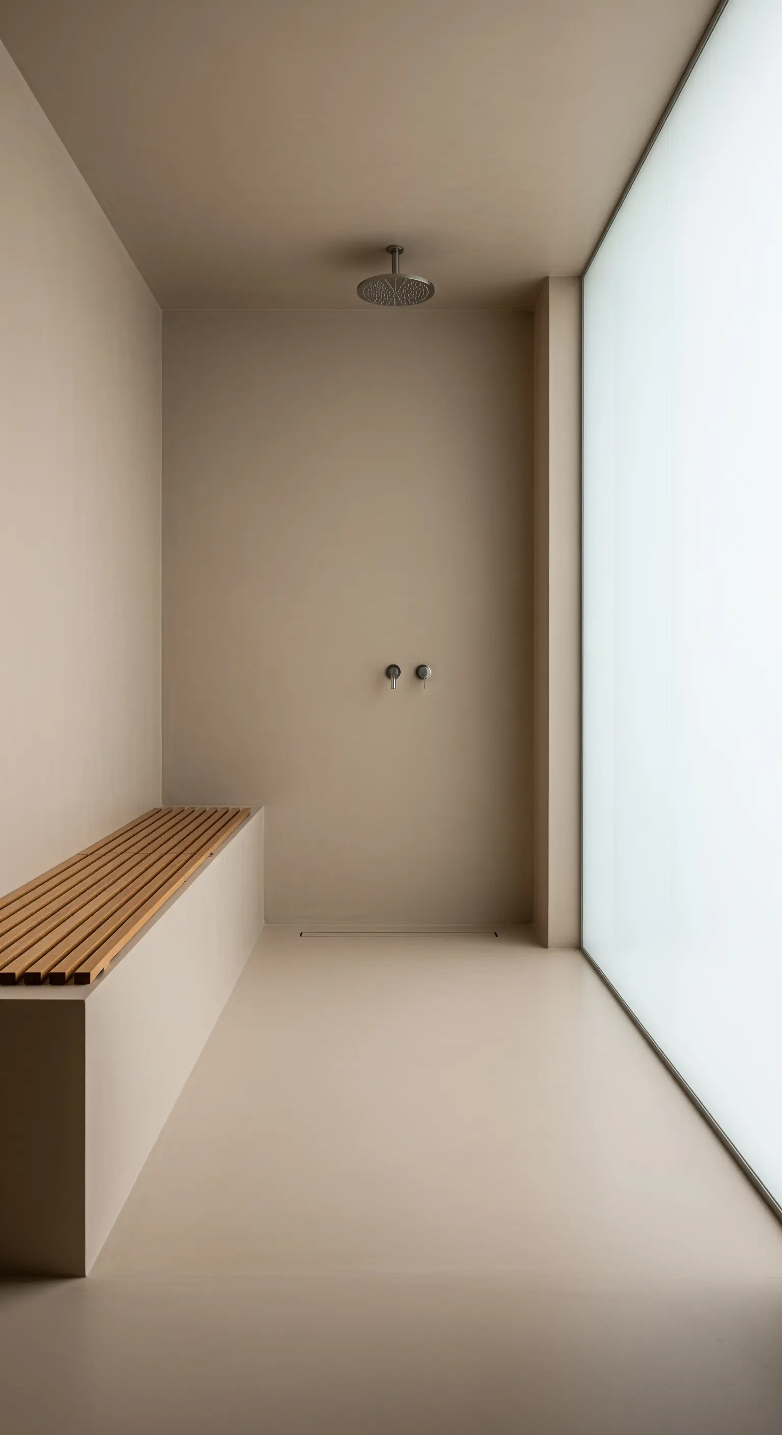 Walk-in-Dusche mit sandfarbenem Mikrozement und einer Sitzbank aus Holzlatten.