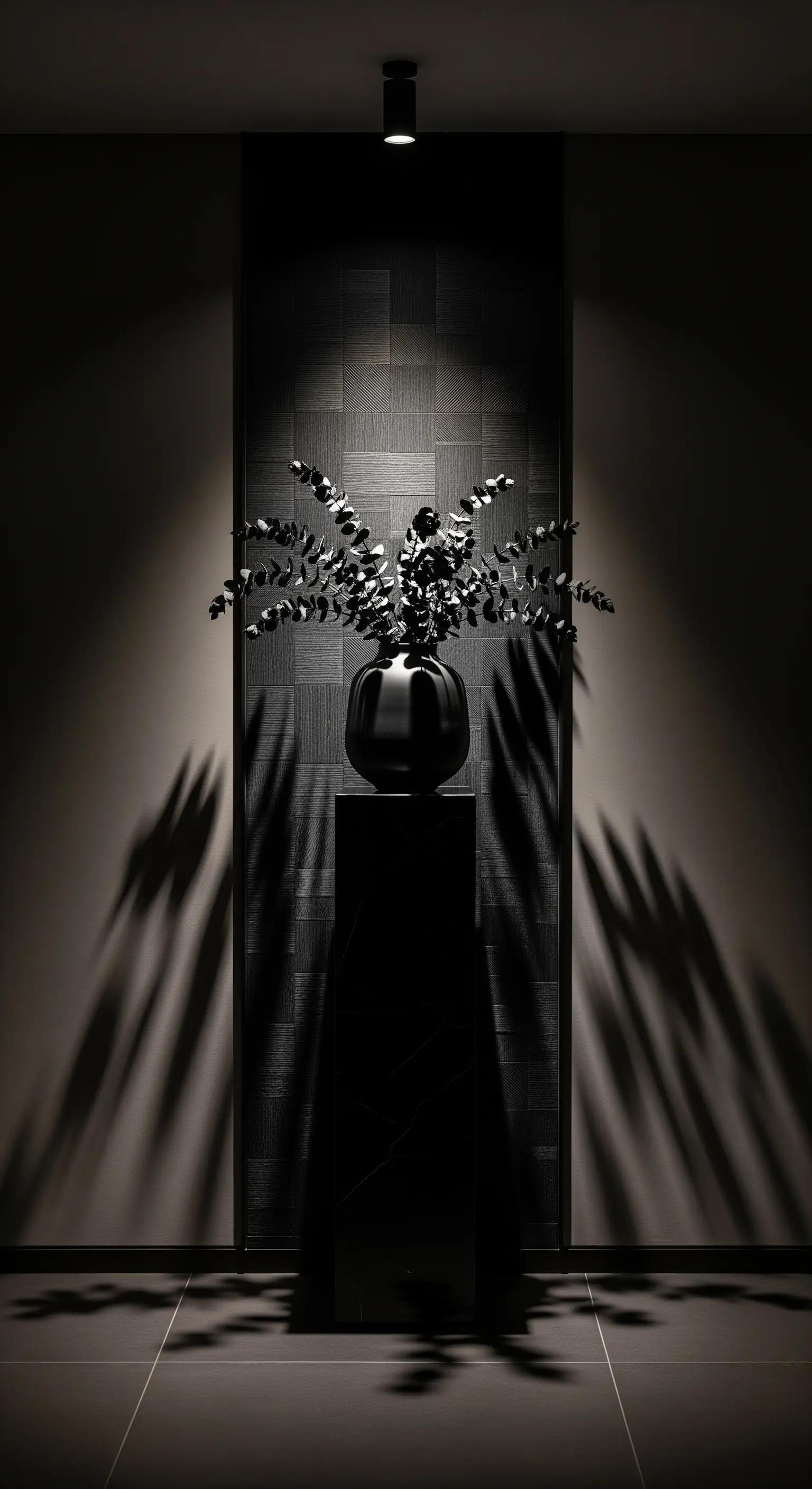 Pflanzeninszenierung auf schwarzem Sockel mit dramatischem Schattenwurf an Wand