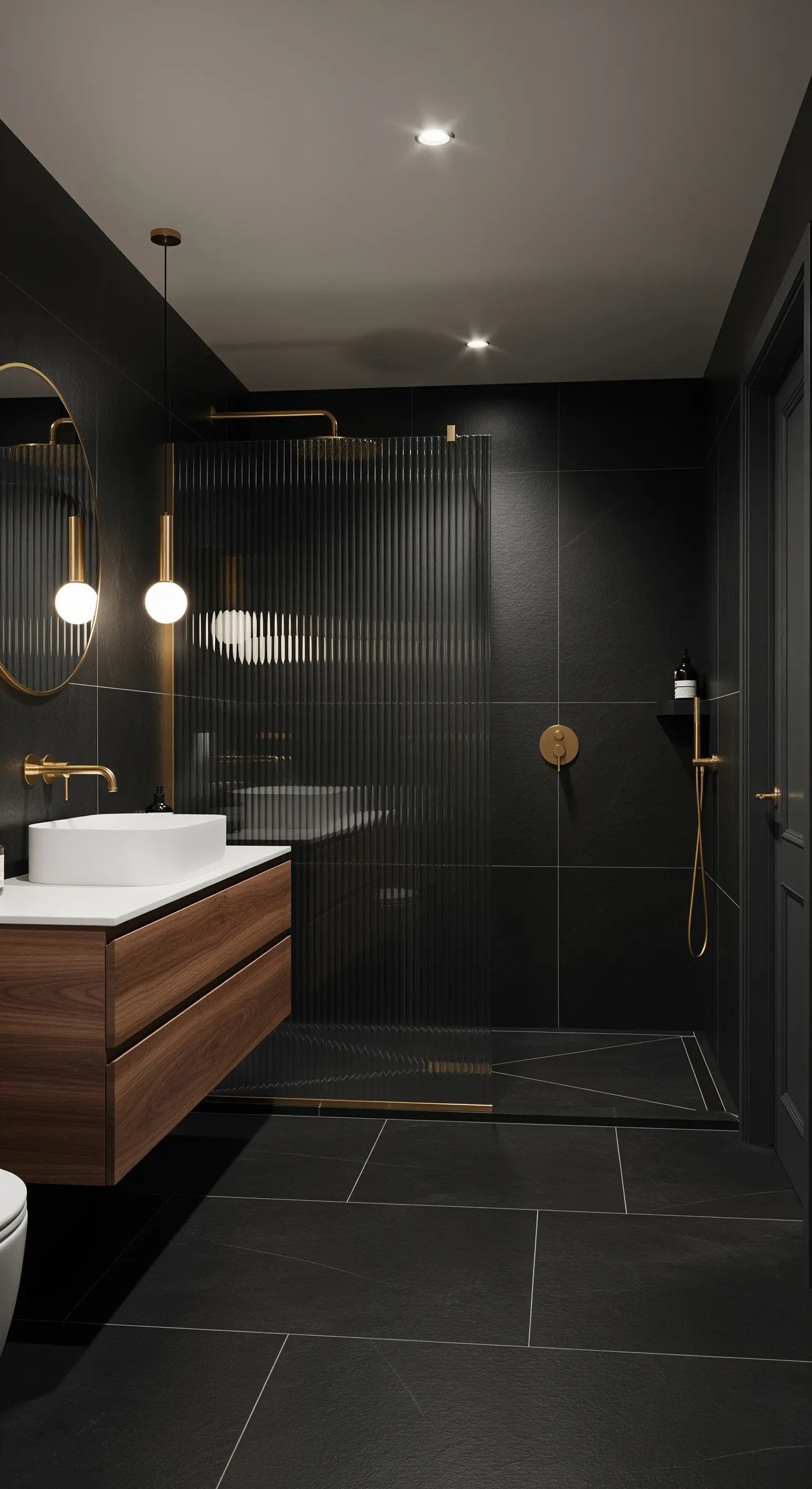 Dunkles Badezimmer mit geriffeltem Glas, goldenen Armaturen und schwebendem Holzwaschtisch.