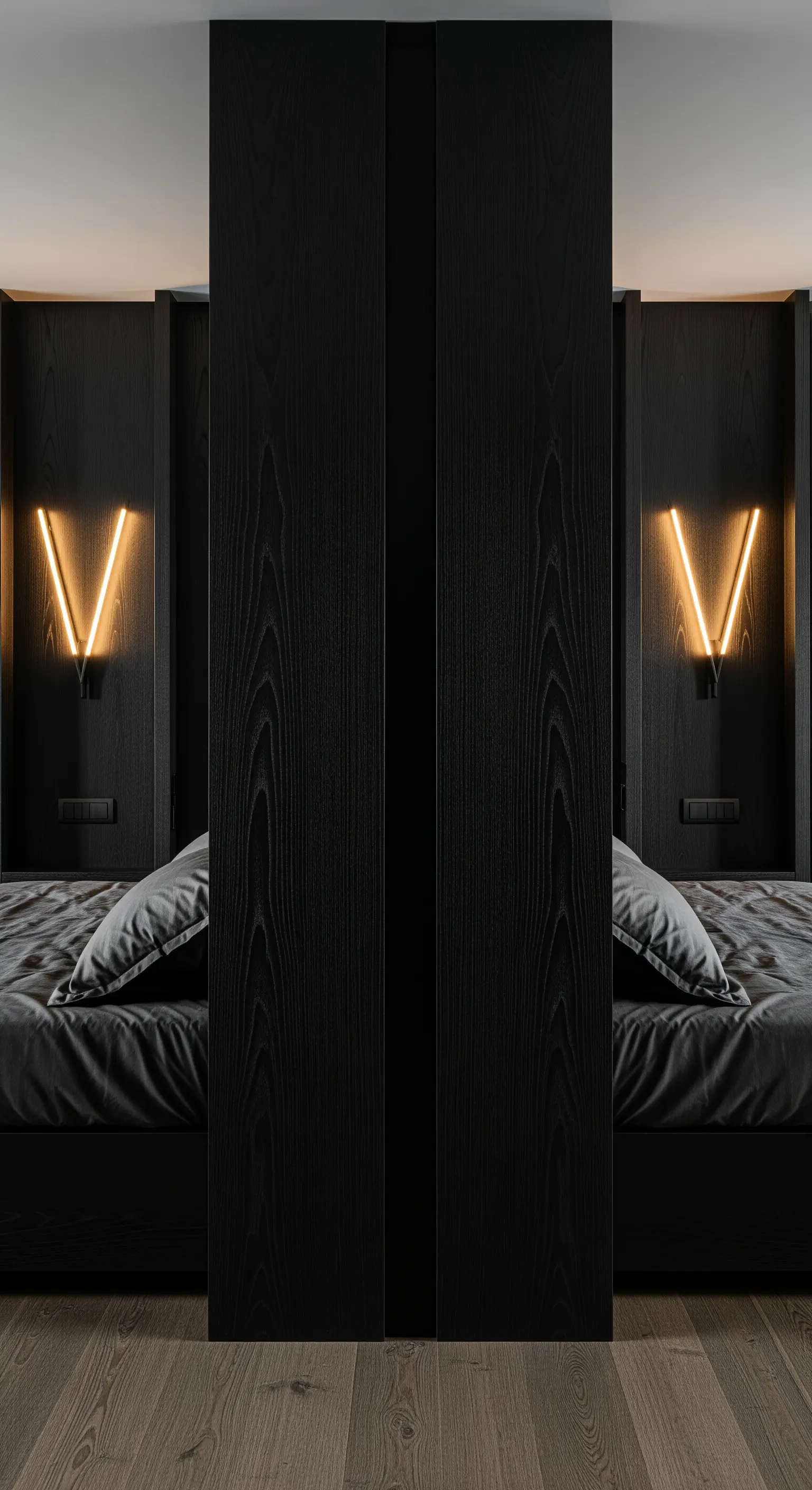 V-Wandleuchten, schwarzer Raumteiler, minimalistisches Schlafzimmer