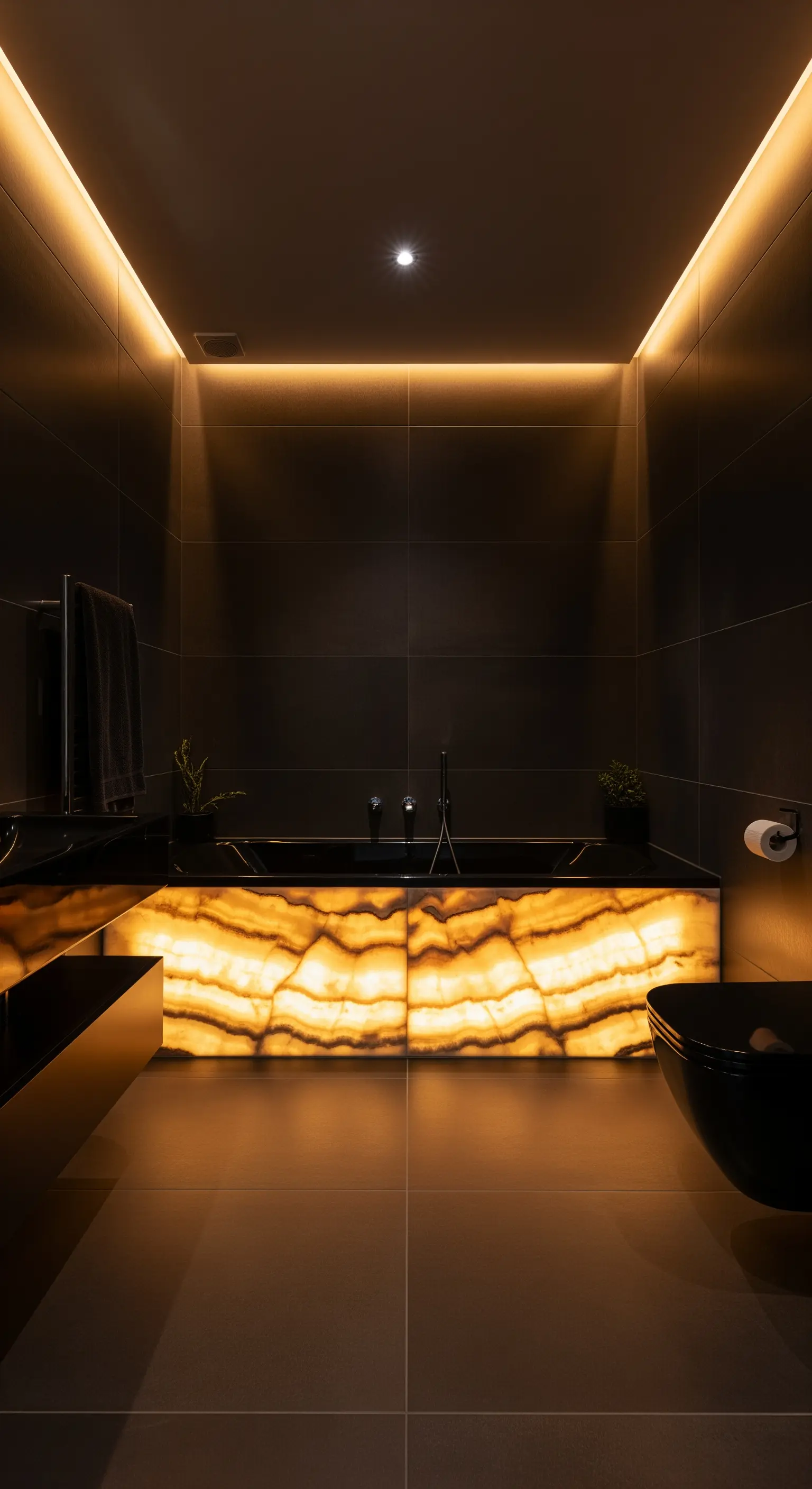Schwarze Badewanne mit einer Verkleidung aus hinterleuchtetem Onyx-Marmor in einem dunklen Bad.
