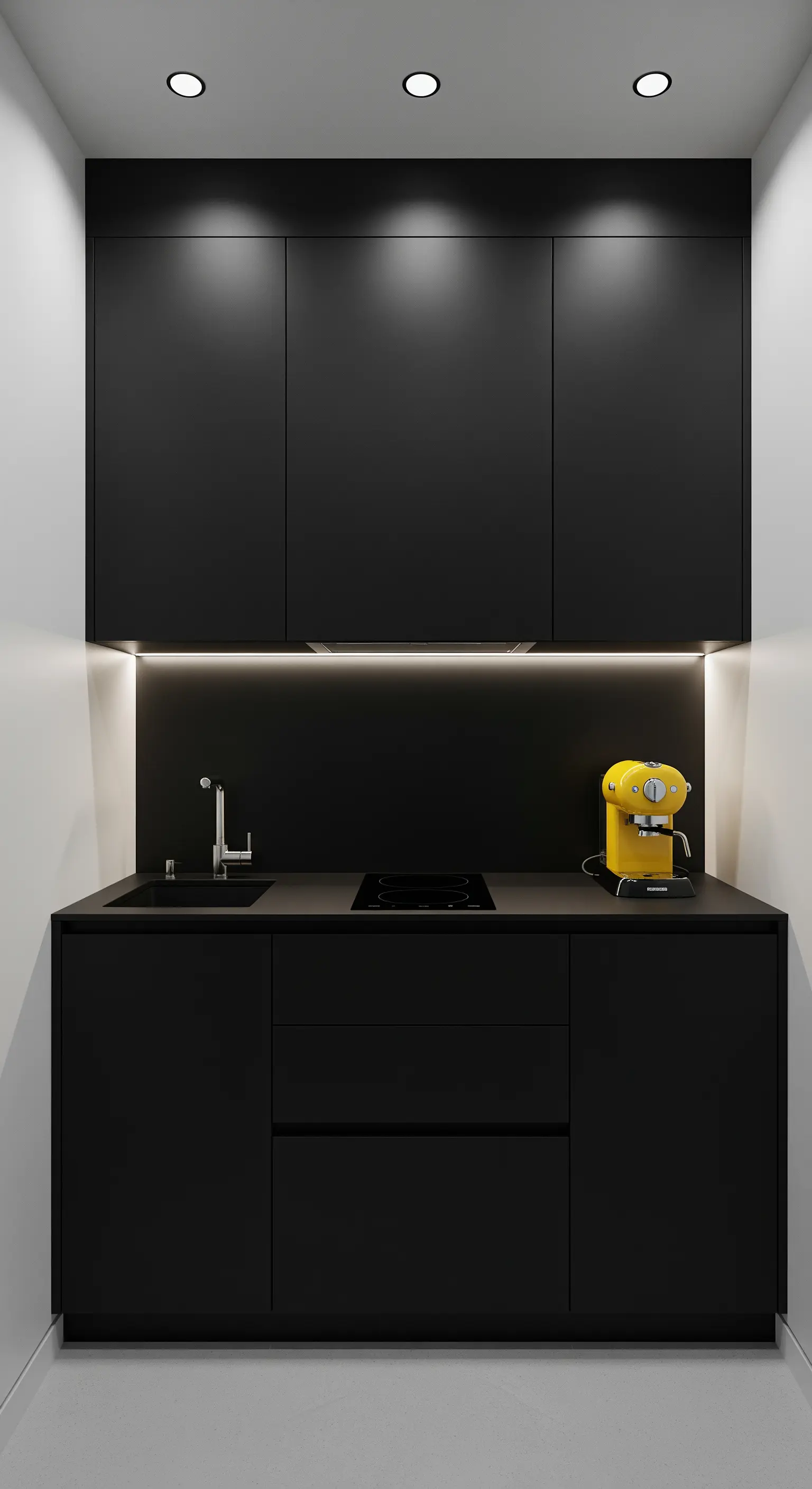 Komplett schwarze, minimalistische Küche, die durch eine leuchtend gelbe Kaffeemaschine akzentuiert wird.