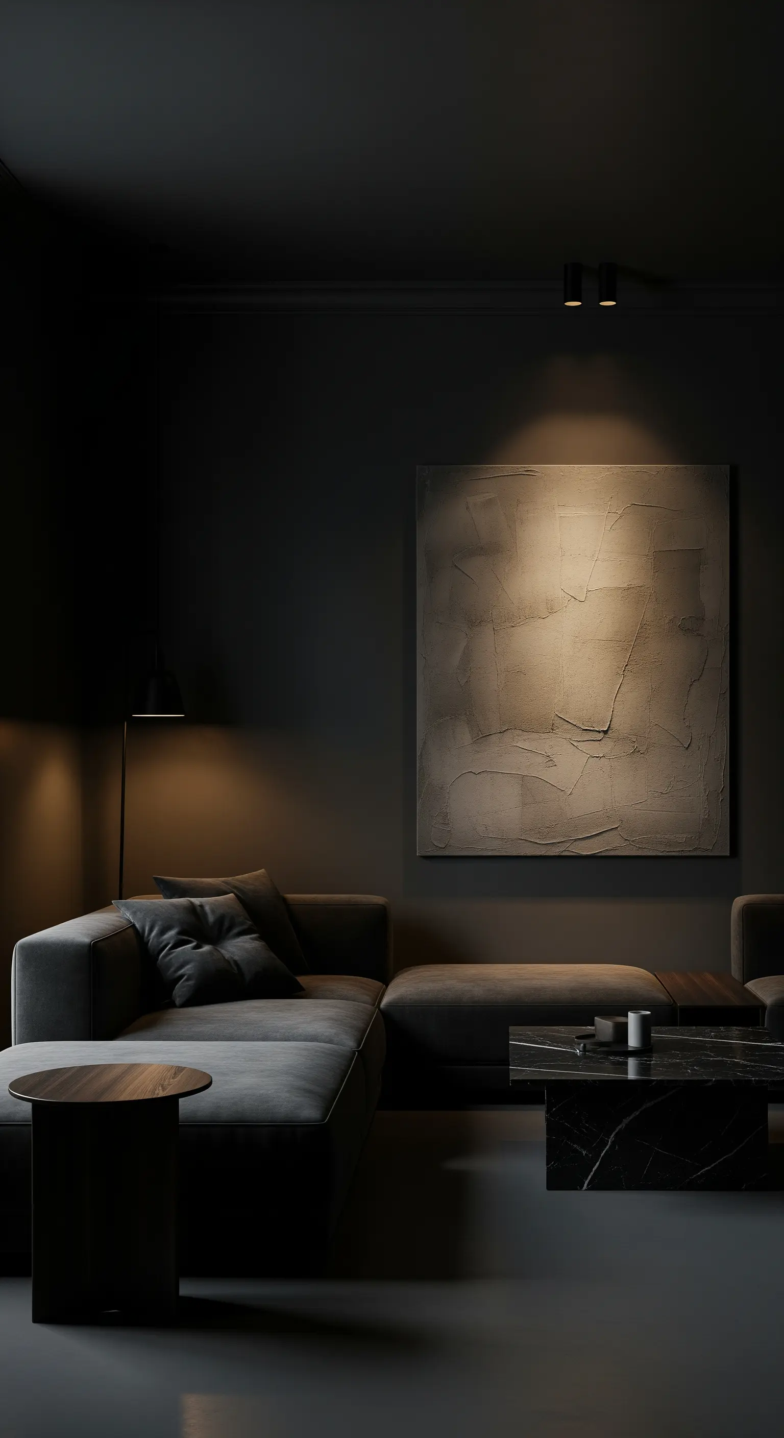 Dunkel gestrichenes Wohnzimmer mit gezielter, warmer Beleuchtung auf Sofa und Kunstwerk.
