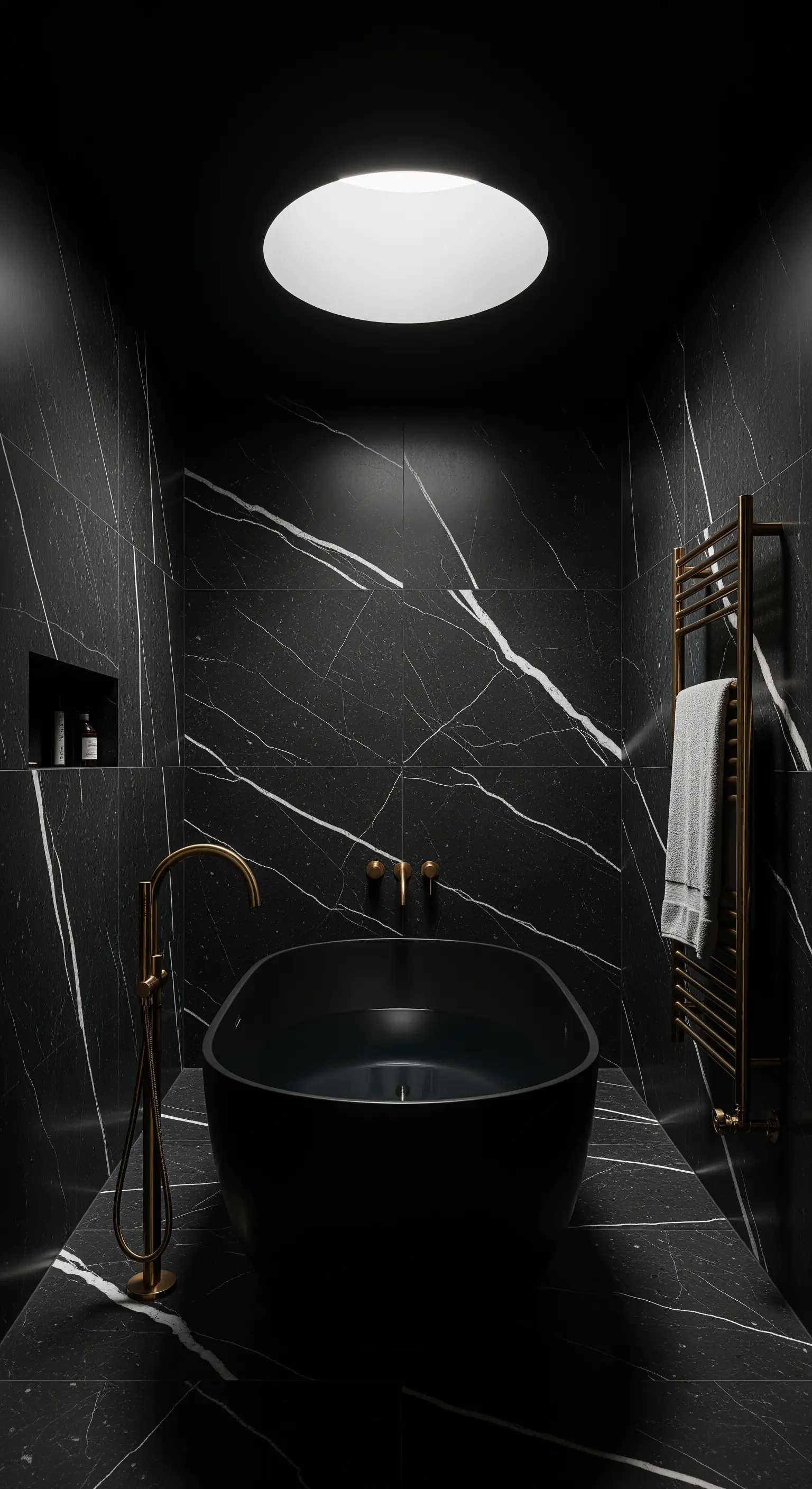 Dramatisches schwarzes Marmorbad mit goldenen Armaturen und rundem Dachfenster.
