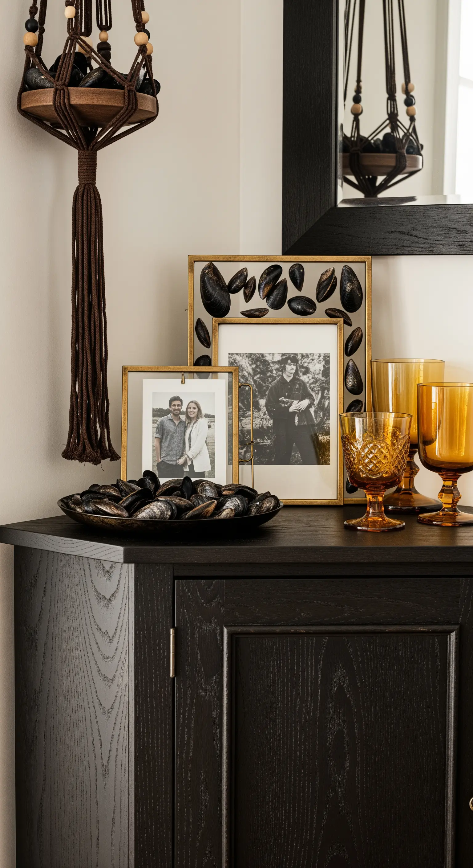 Dunkles Sideboard mit Goldrahmen, der mit Miesmuscheln verziert ist.