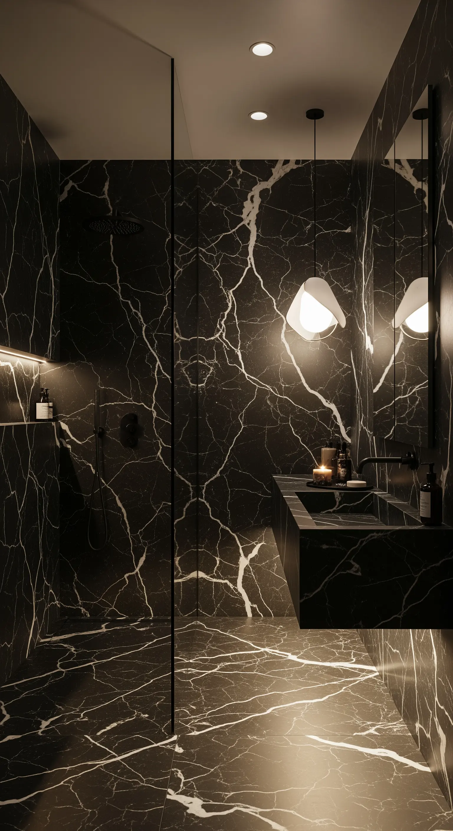 Luxuriöses Badezimmer mit schwarzem Marmor und warmen, sanften Hängelampen.
