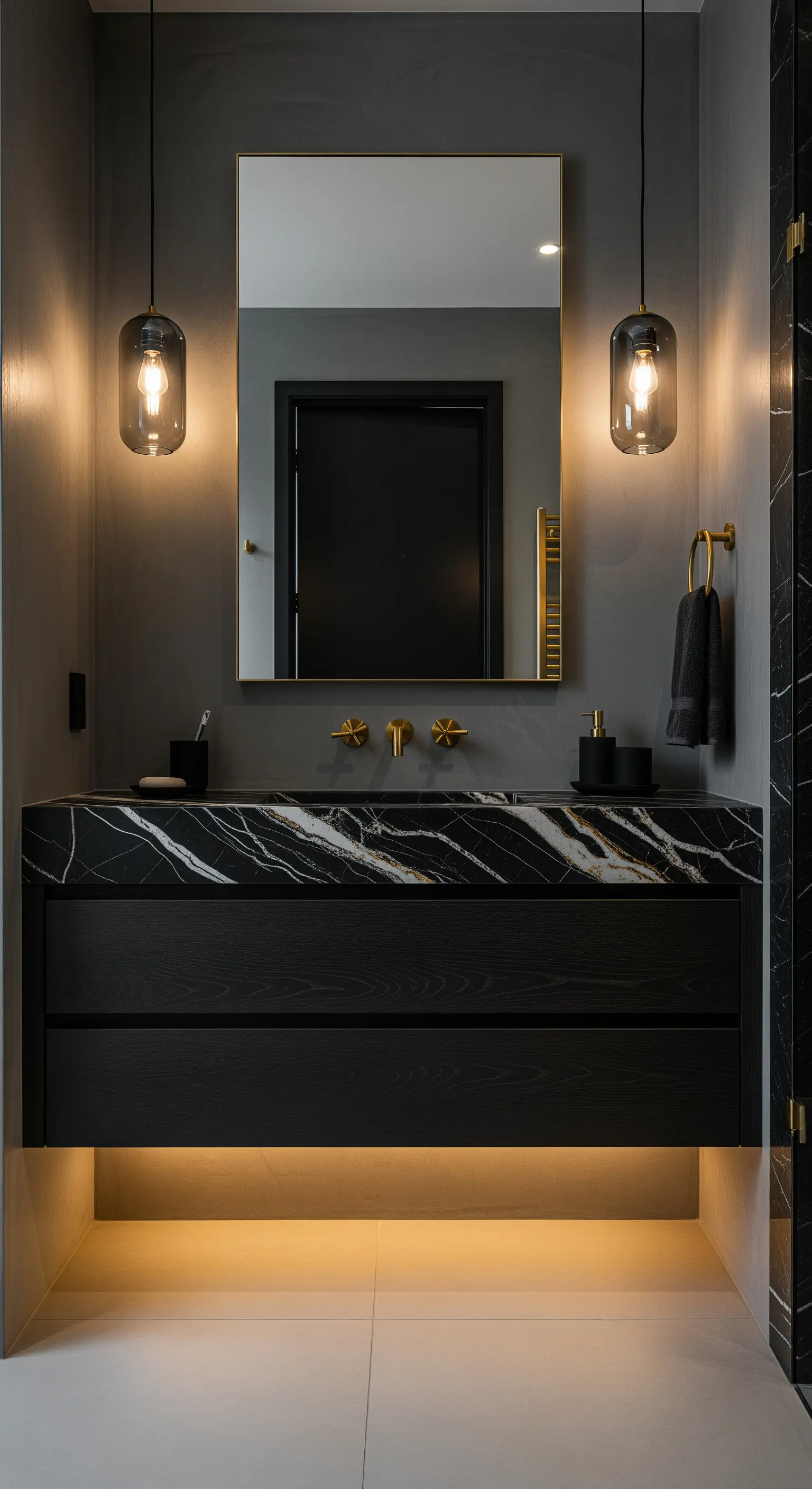 Dunkler Waschtisch aus schwarzem Marmor und Holz mit goldenen Akzenten.