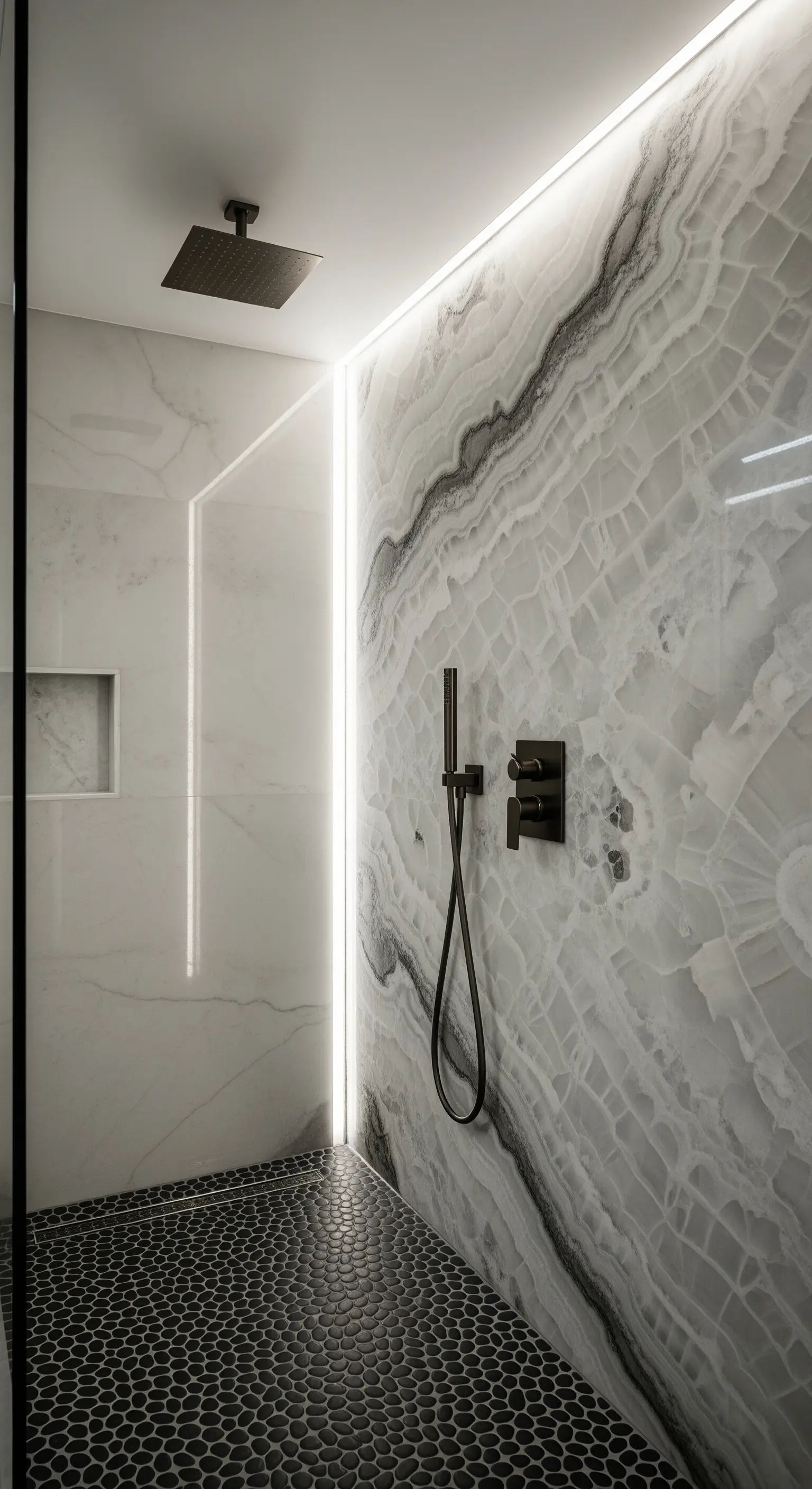 Weiße Onyx-Duschwand, vertikale Lichtlinie, schwarzer Kieselboden