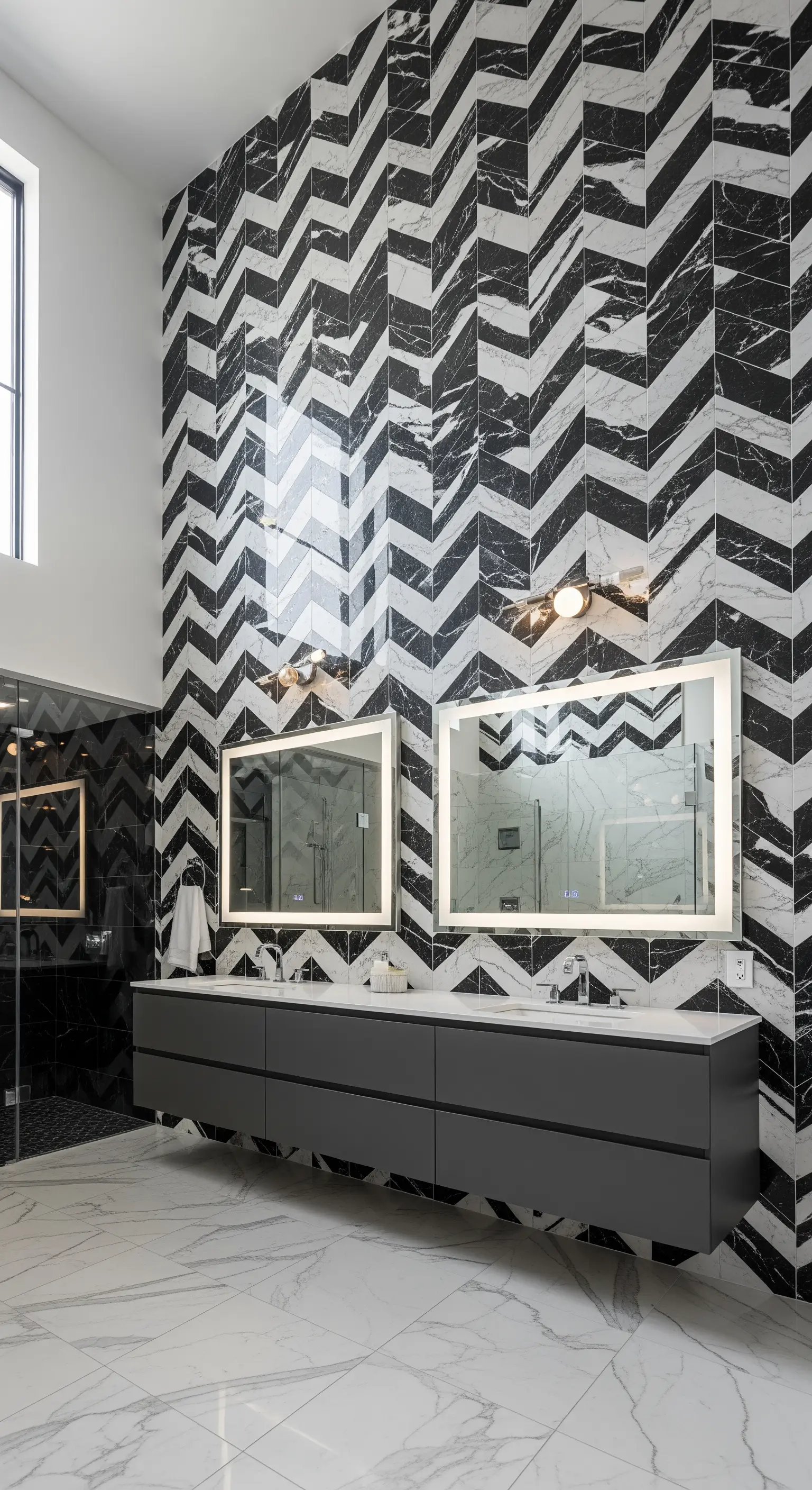 Hohes Badezimmer mit einer beeindruckenden Wand aus schwarz-weißem Chevron-Marmor.