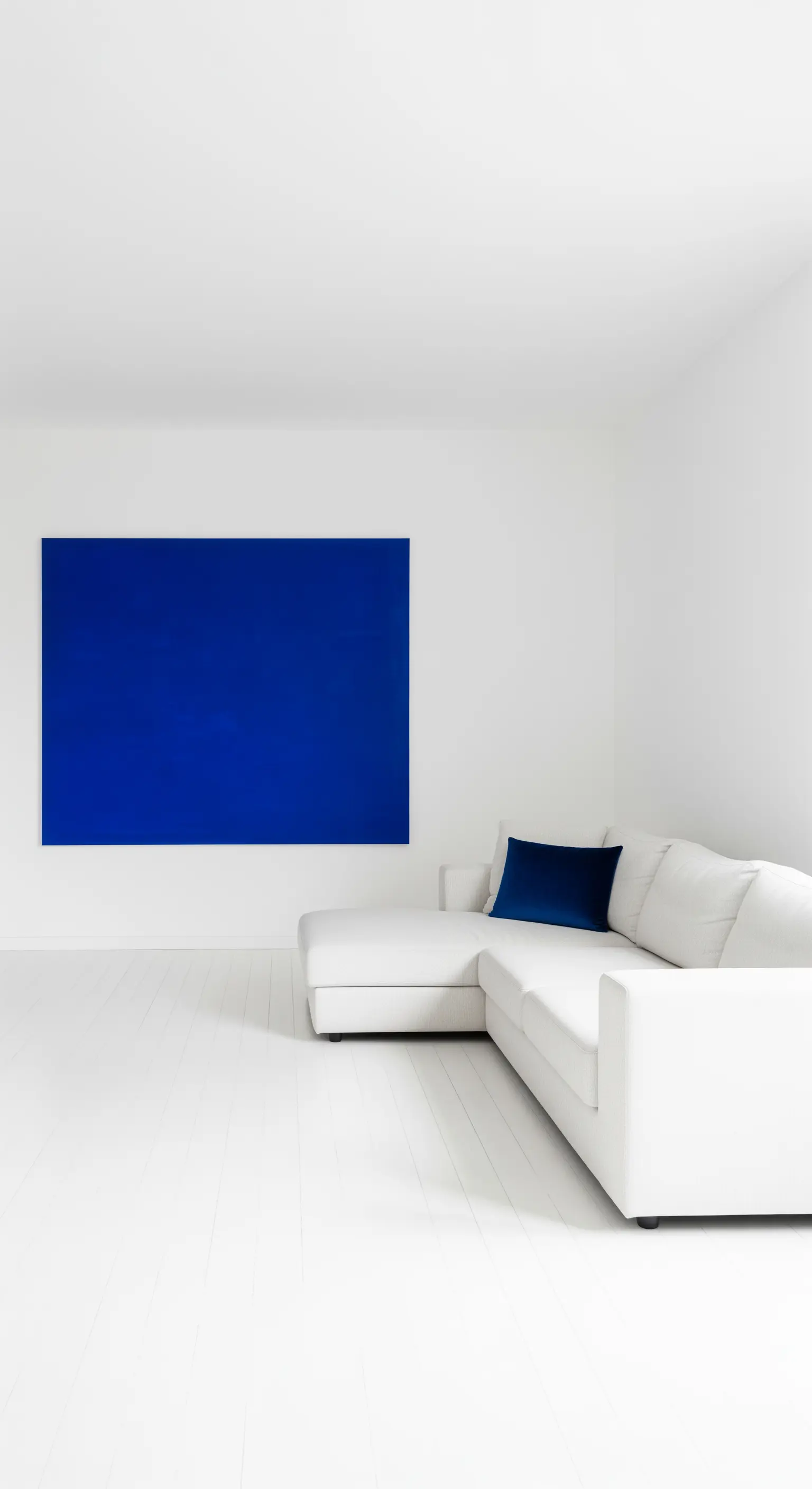 Weißes Wohnzimmer mit einem großen, quadratischen Kunstwerk in intensivem Kobaltblau an der Wand.