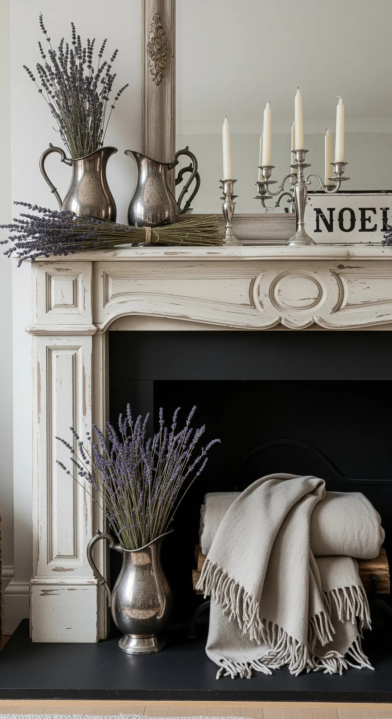 Weißer Shabby-Chic-Kamin mit getrocknetem Lavendel in Zinnkrügen.