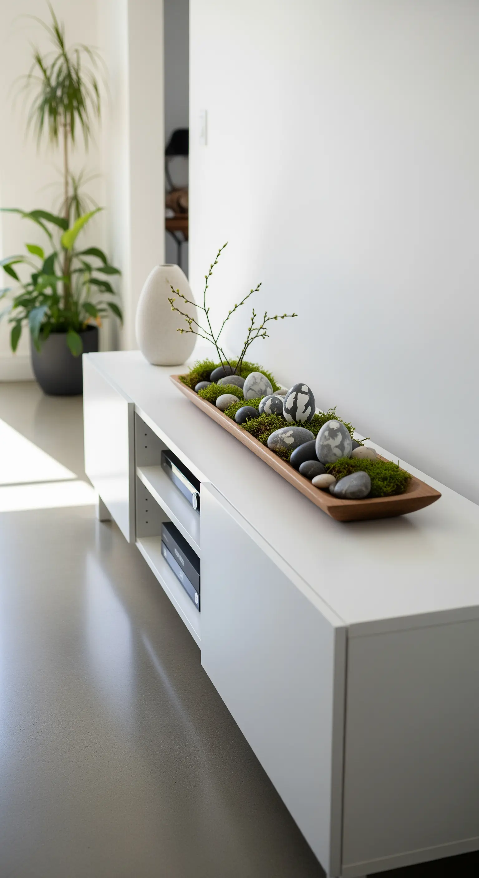 Ein Tablett mit Moos, Steinen und Ostereiern als minimalistisches Centerpiece.