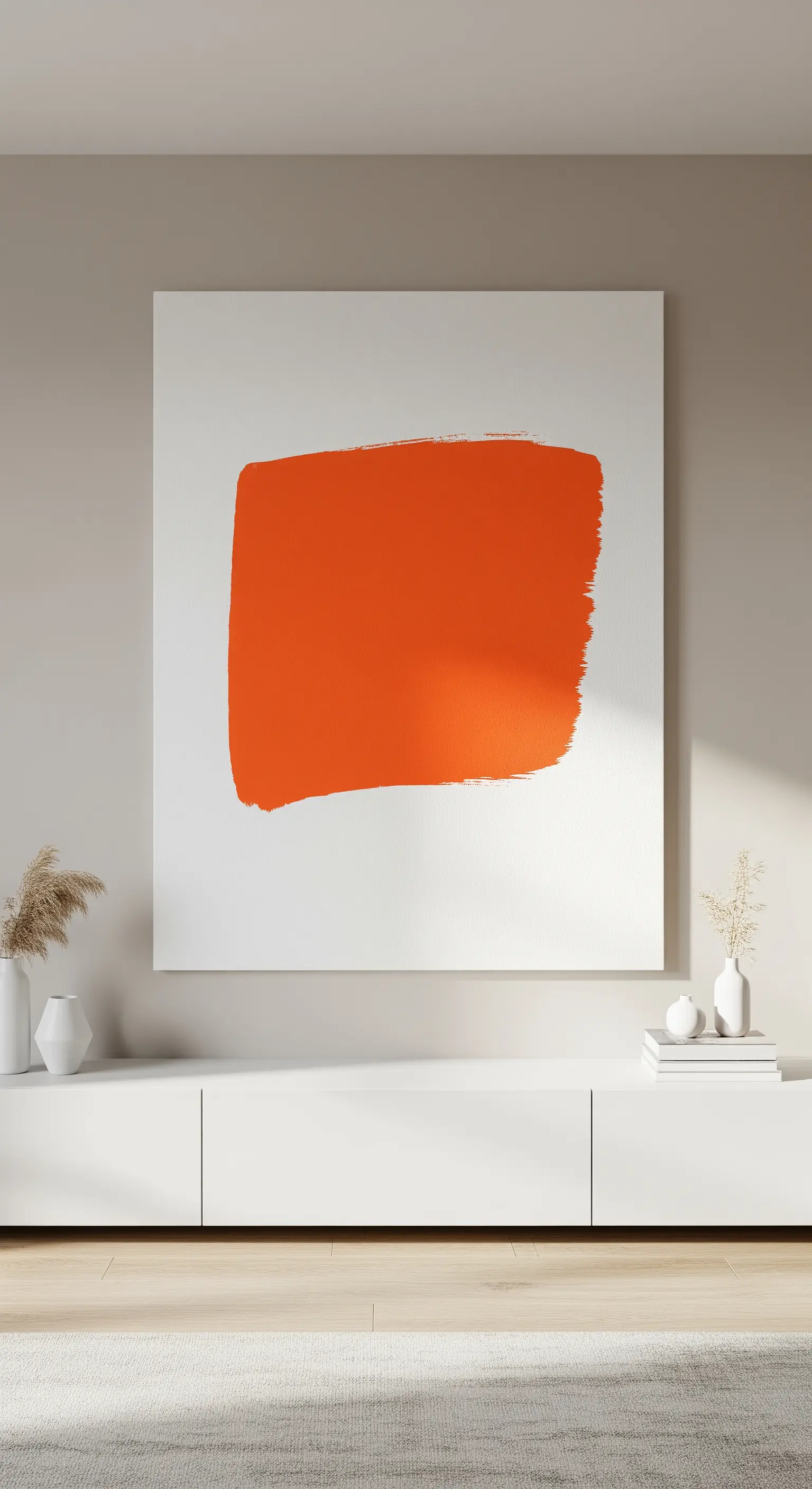 Übergroßes, abstraktes Gemälde in leuchtendem Orange an einer beigen Wohnzimmerwand.