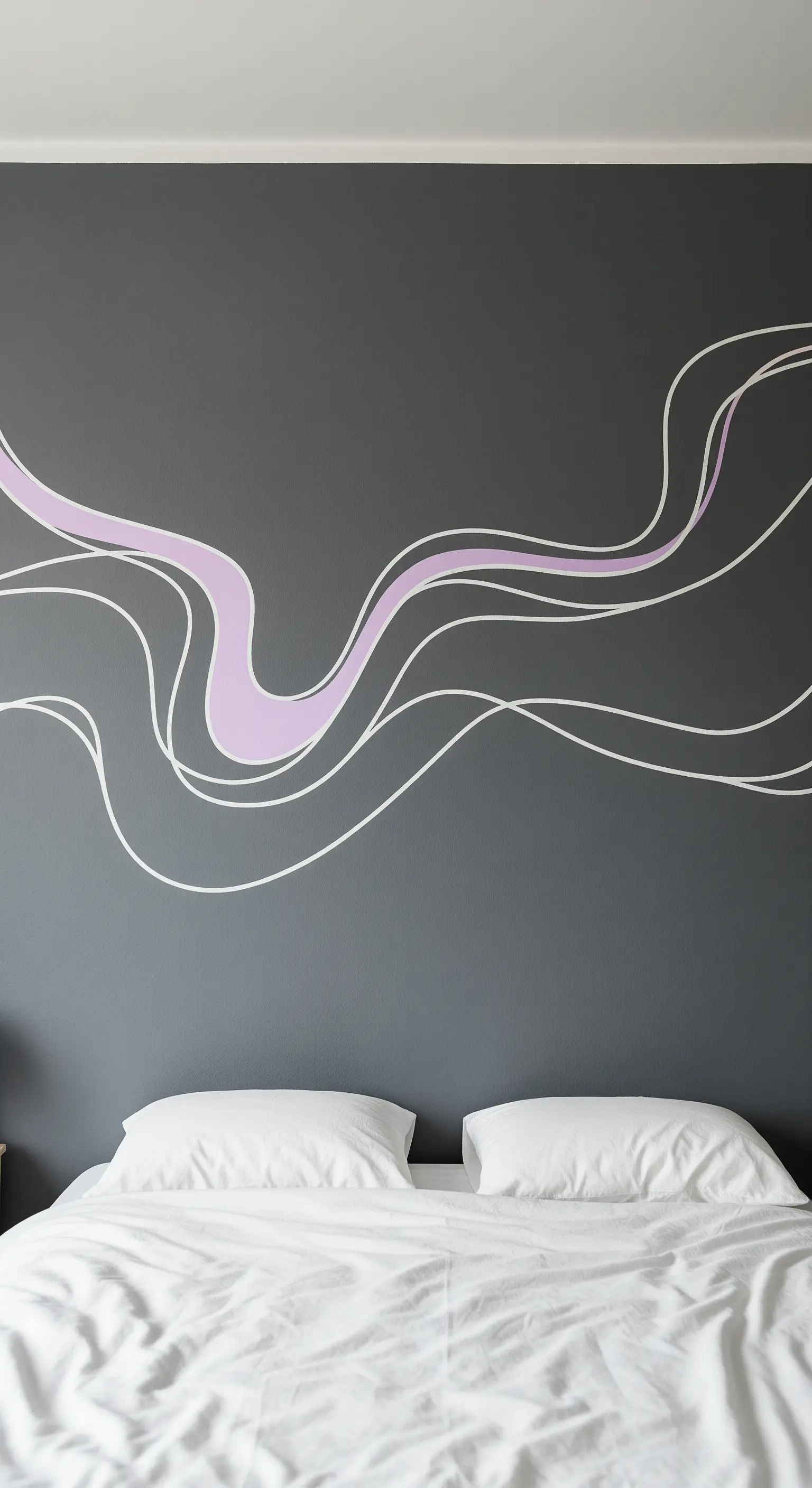 Wandgemälde mit geschwungenen weißen und lila Linien an einer grauen Schlafzimmerwand.