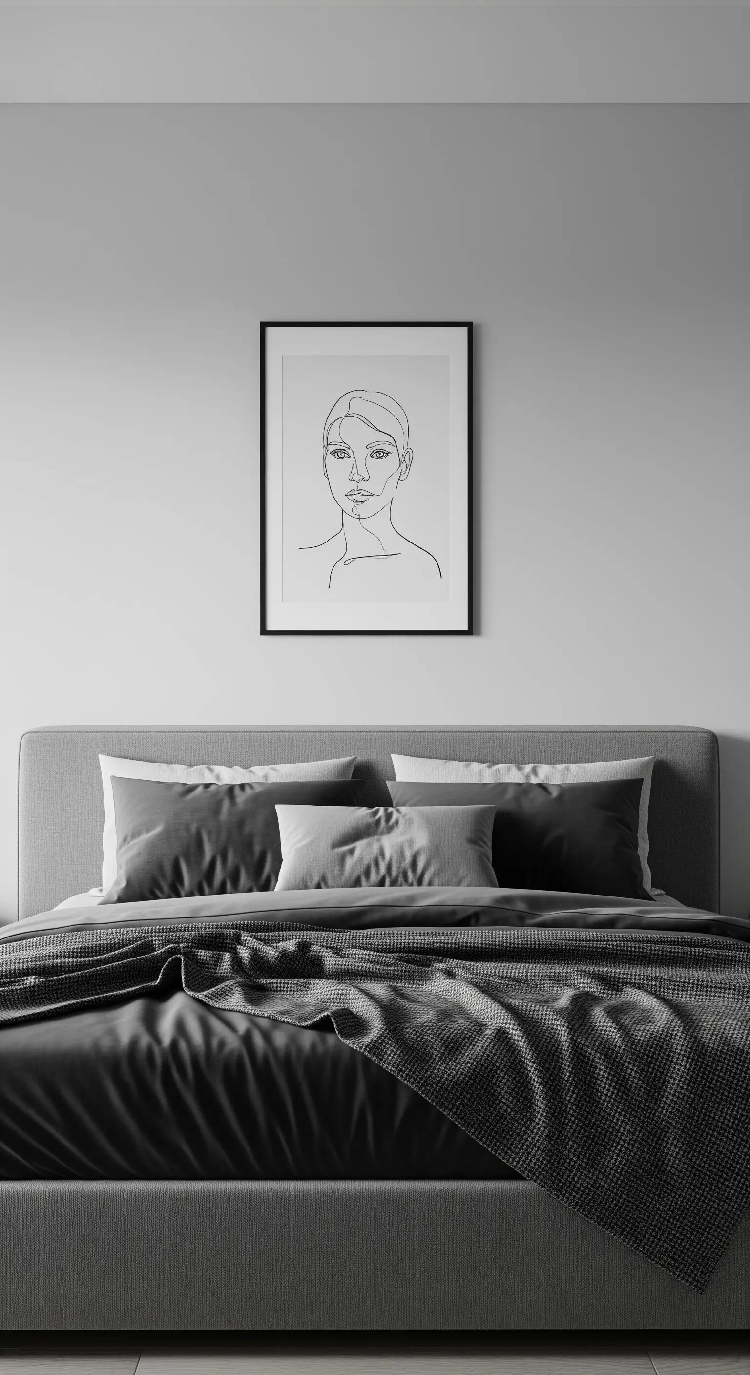 Strichzeichnung eines Gesichts über einem Bett mit grauer Bettwäsche und Kissen.