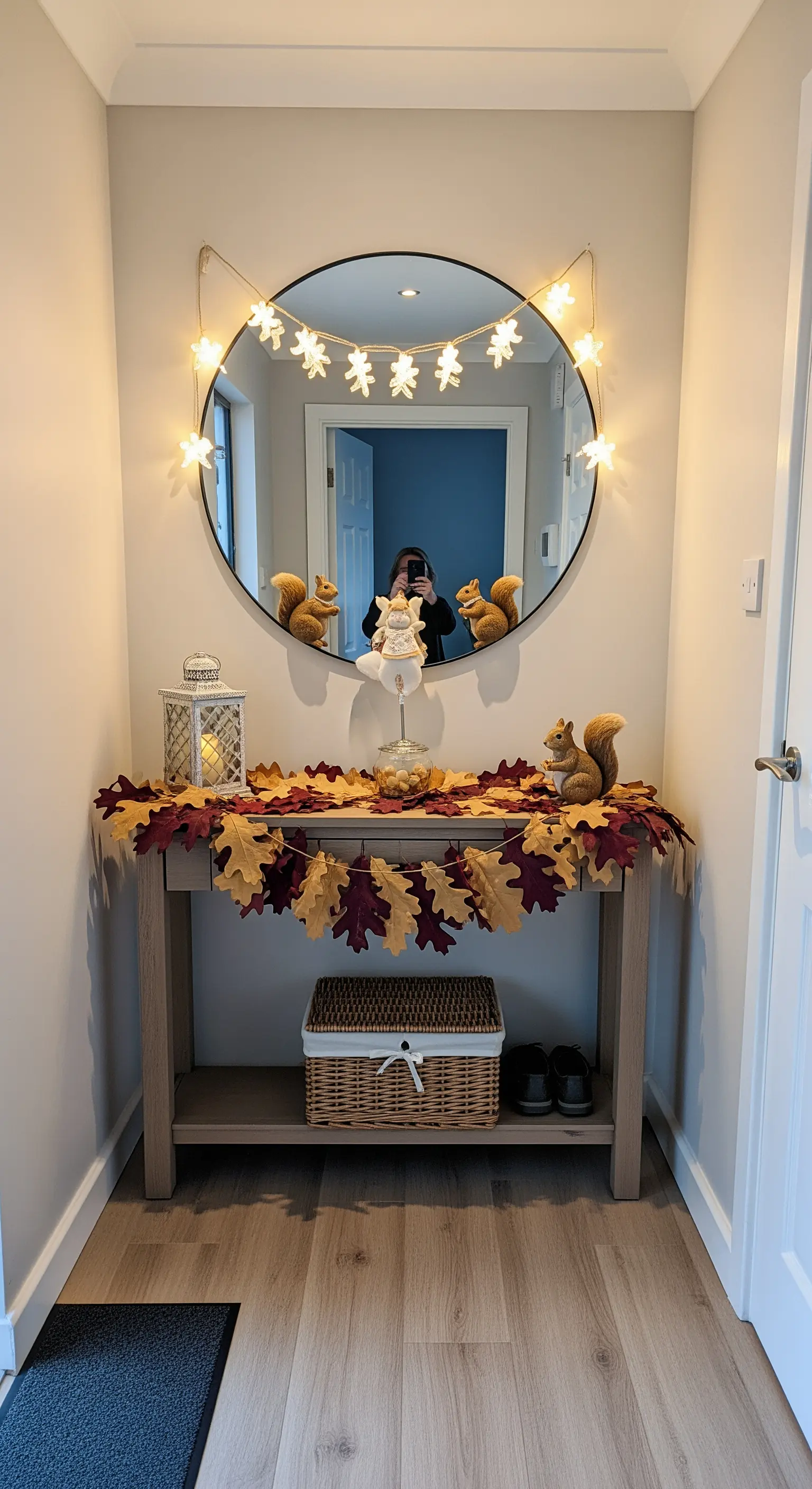 Flurkonsole mit Herbstgirlande, Sternenlichterkette, Spiegel.
