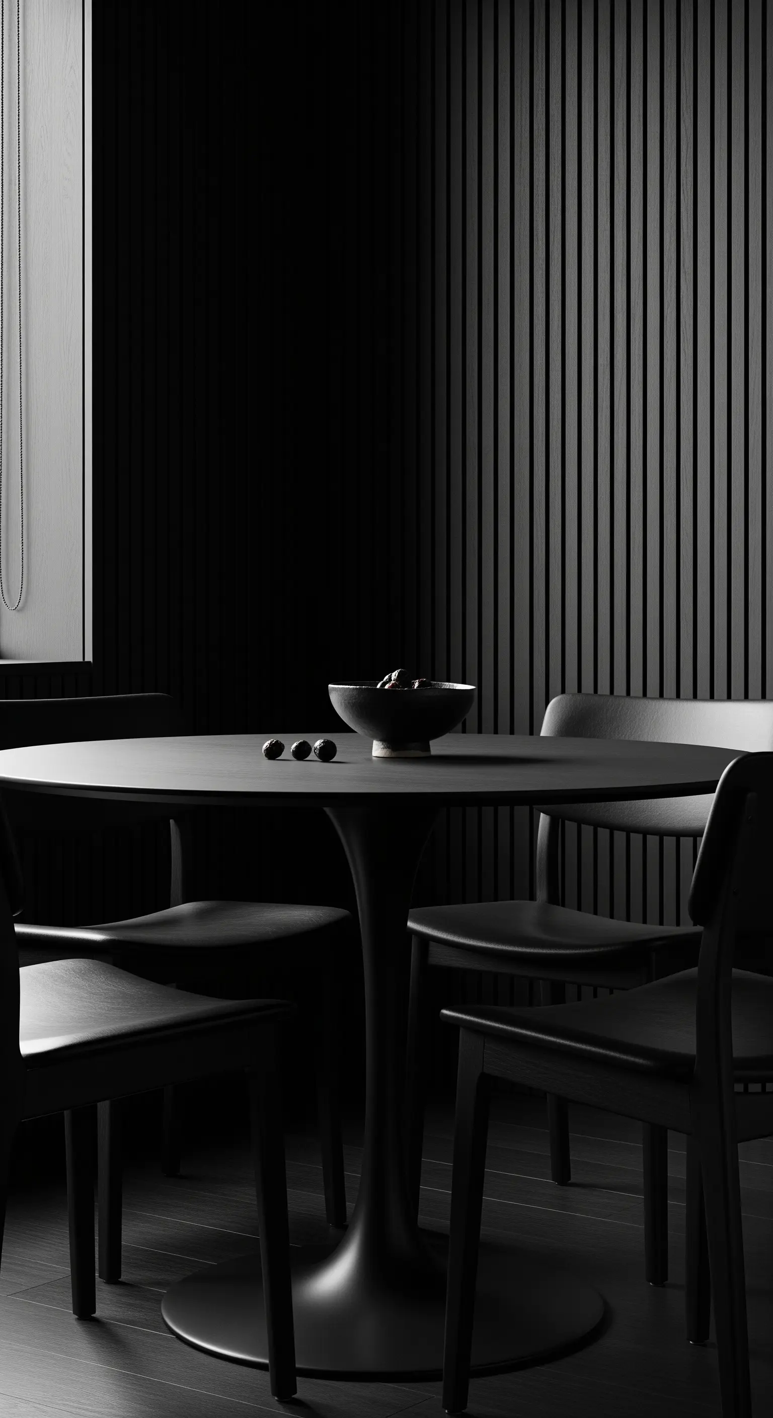 Essbereich mit schwarzer Lamellenwand, rundem Tisch und minimalistischen Stühlen