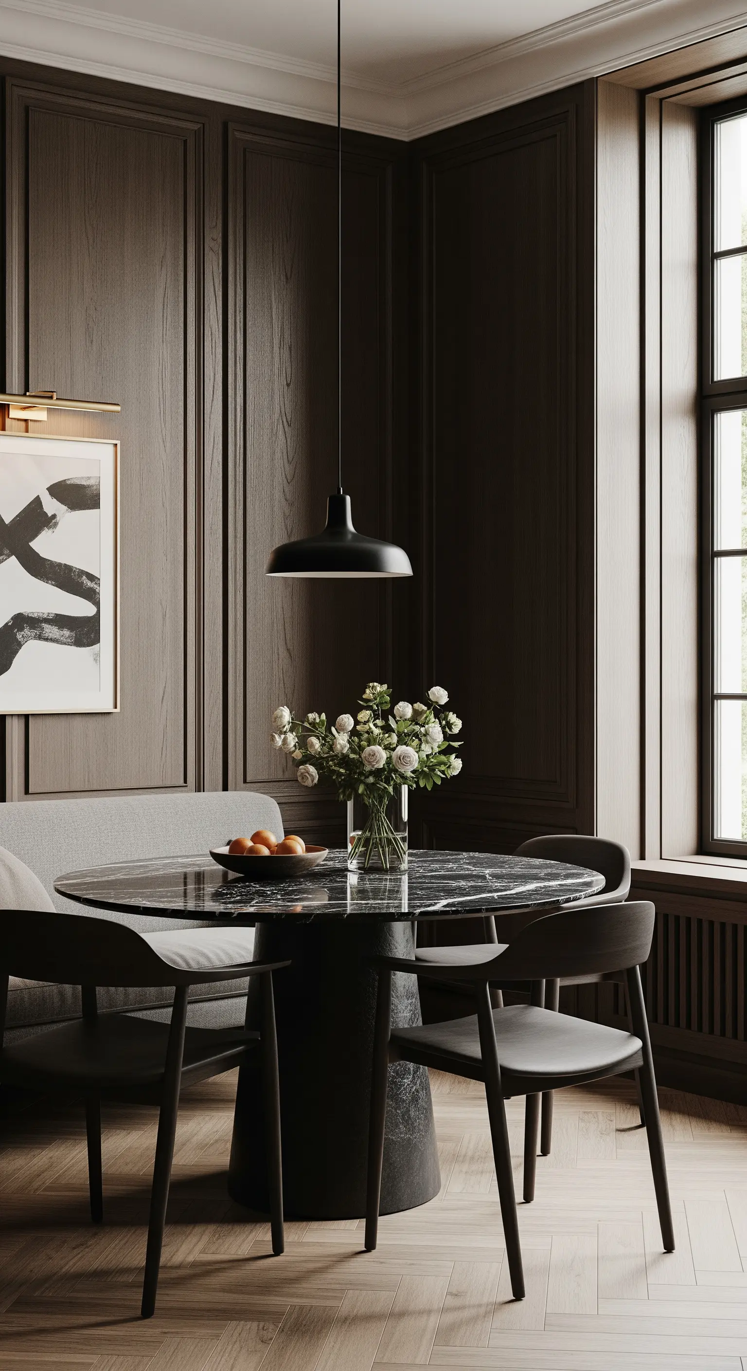 Essbereich mit dunkler Holzvertäfelung, schwarzem Marmortisch und Pendelleuchte