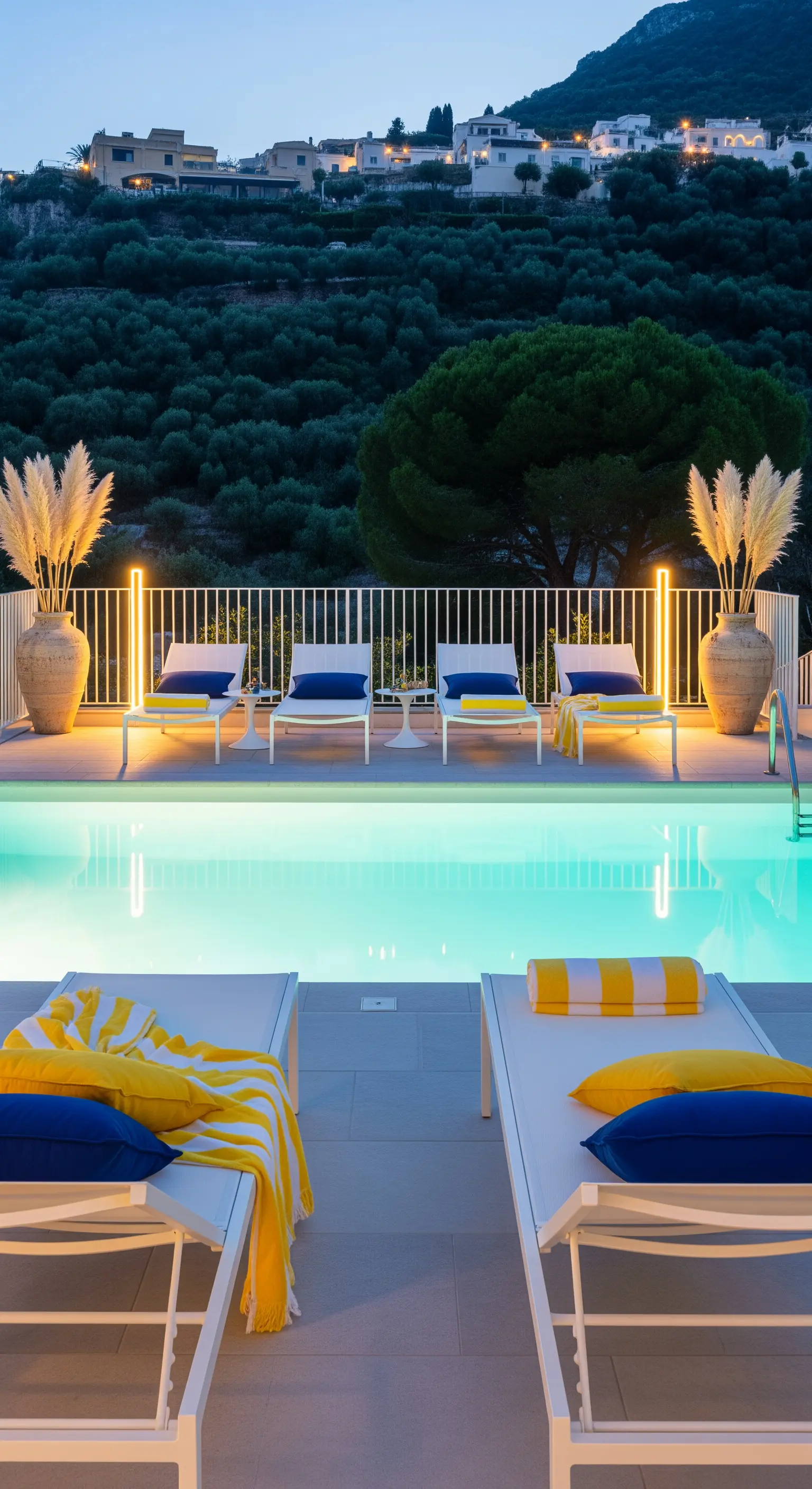 Luxuriöser Poolbereich mit weißen Liegen und blau-gelben Akzenten