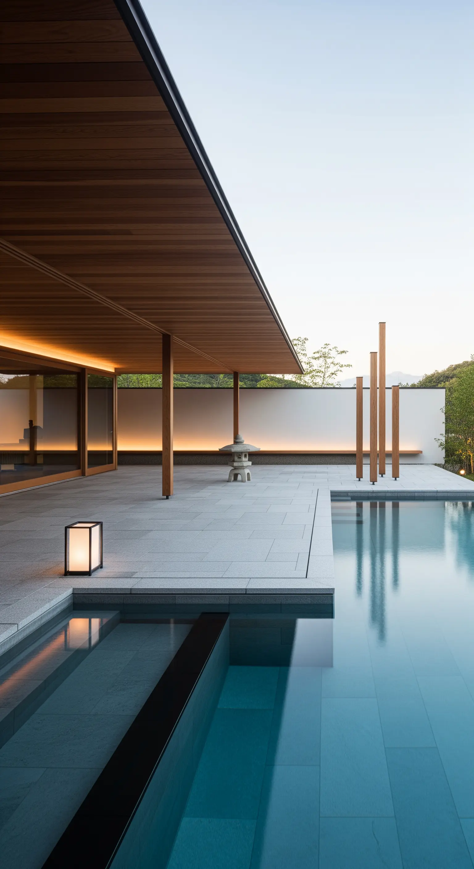 Moderne Holzüberdachung mit indirekter Beleuchtung, Steinboden, Japandi-Laterne am Pool