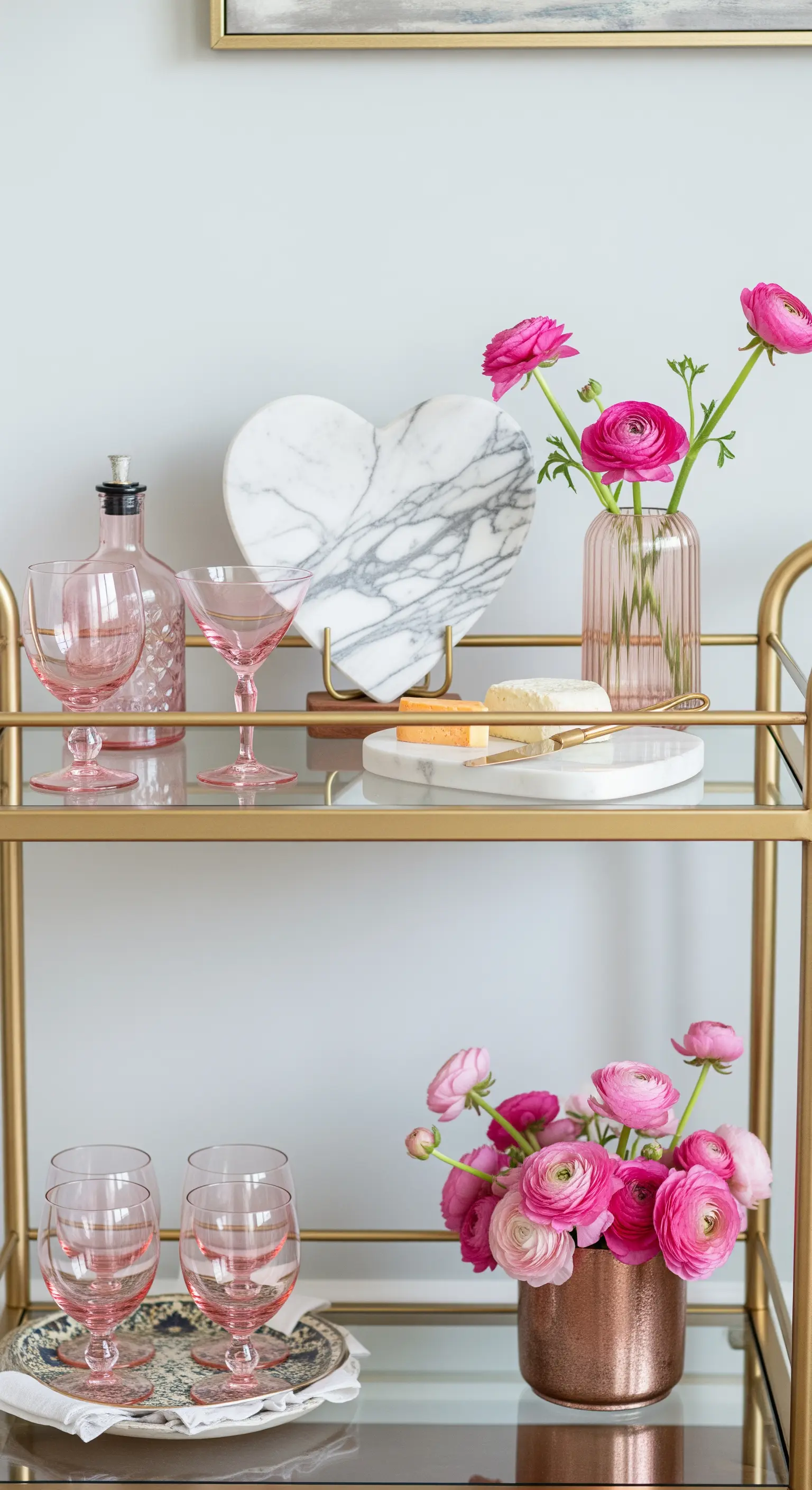 Goldener Barwagen mit rosa Gläsern, Marmorherz und pinkfarbenen Ranunkeln