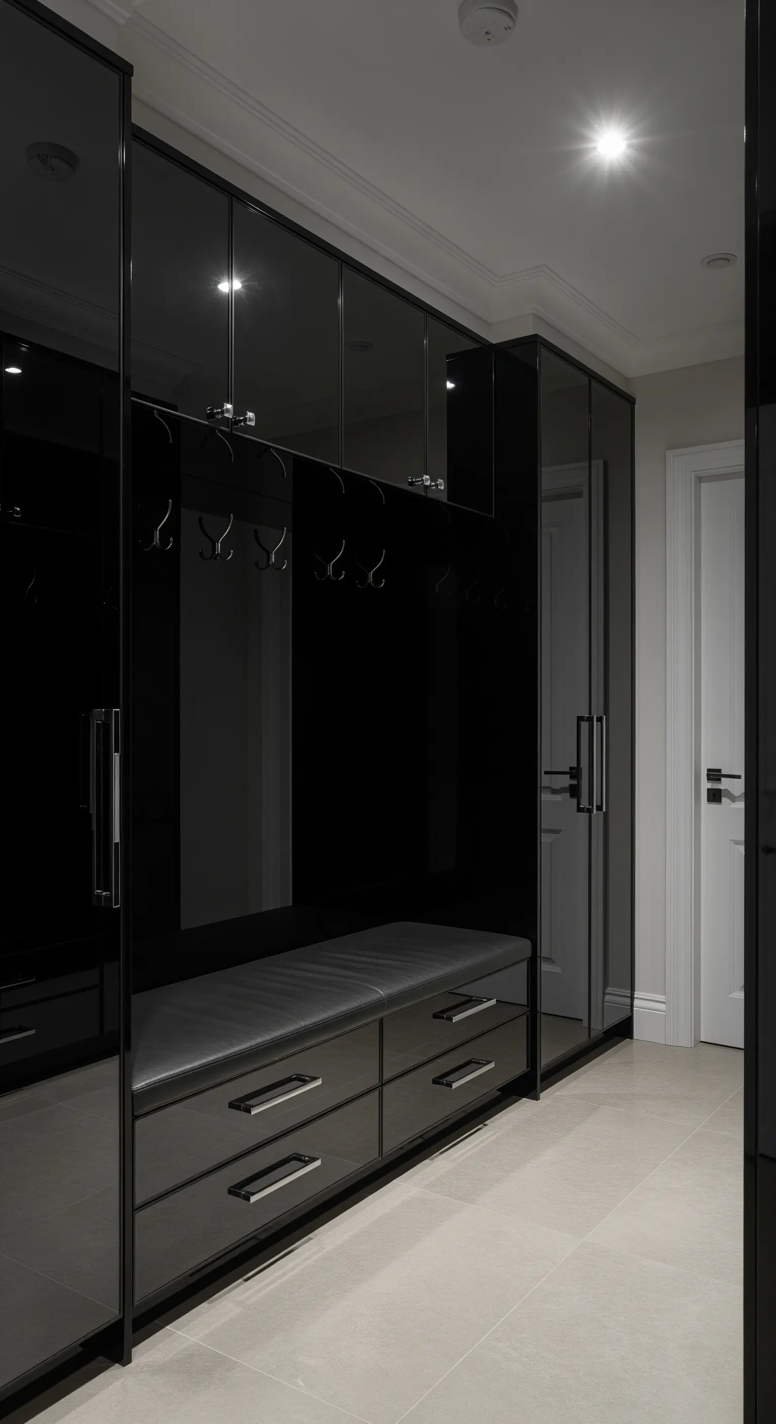 Flur mit hochglänzenden schwarzen Schränken, Sitzbank und Spiegel