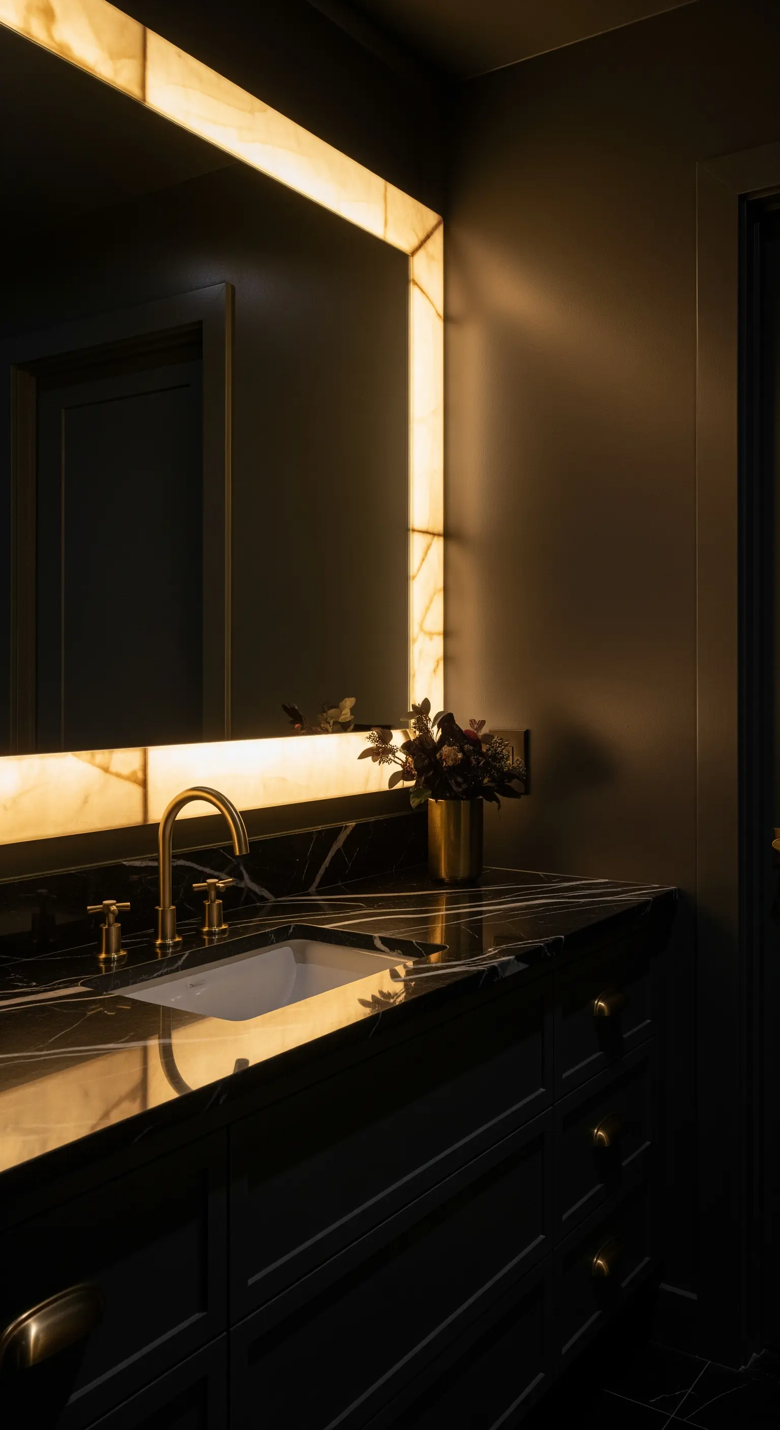 Beleuchteter Onyx-Spiegelrahmen, dunkle Marmor-Waschtischplatte, Goldarmatur