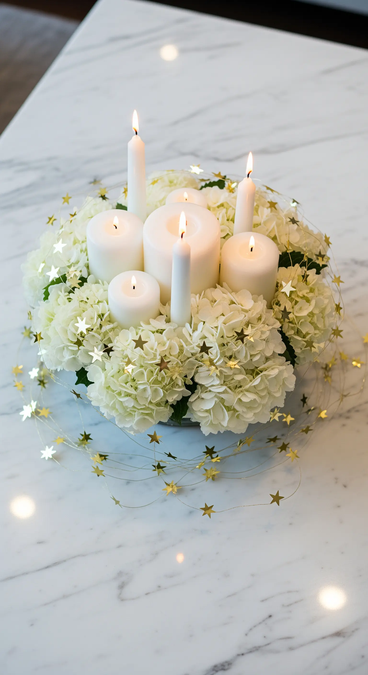 Tisch-Centerpiece mit weißem Hortensienkranz, Stumpenkerzen und Sternen-Lichterkette