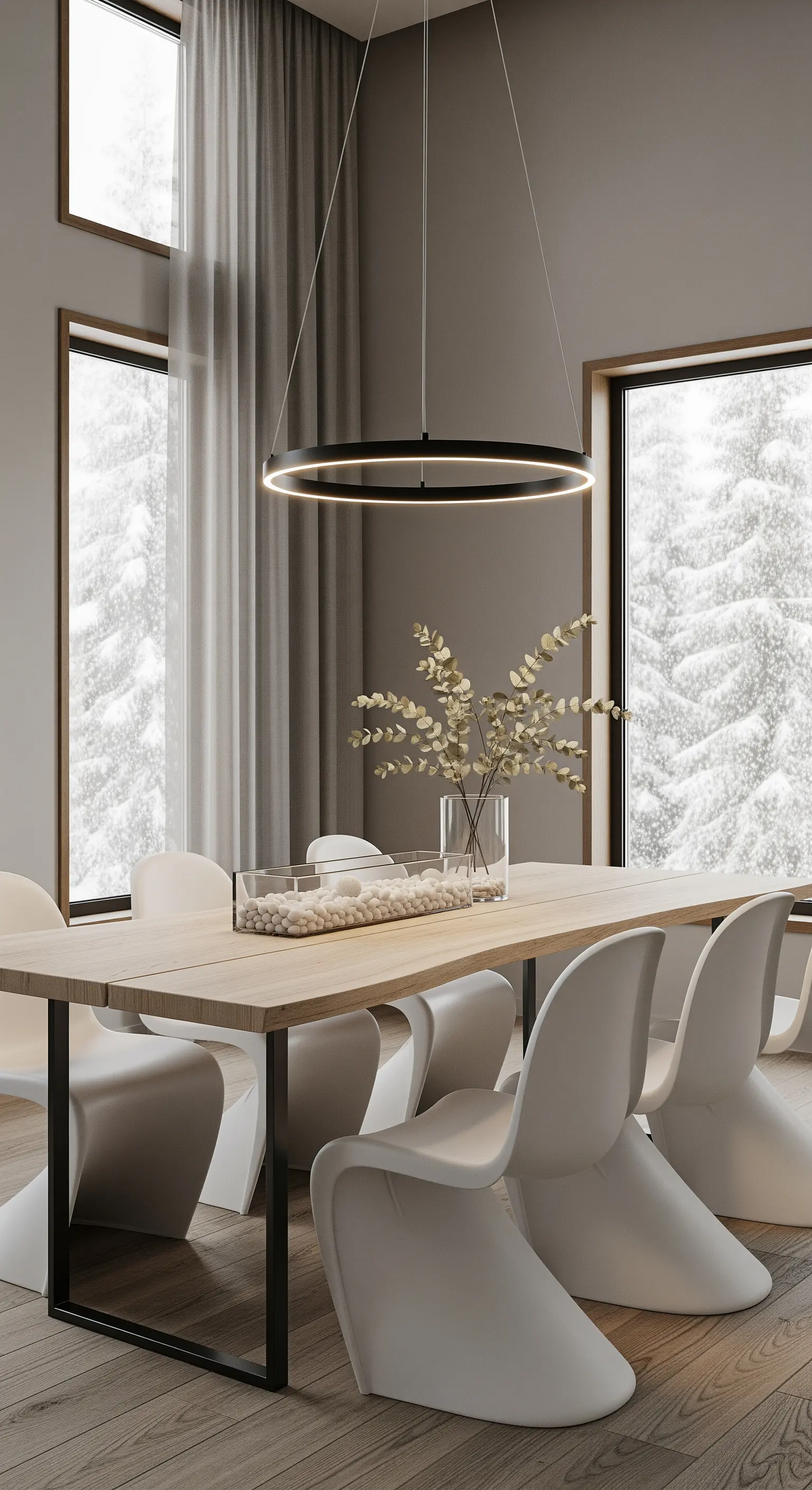 Modernes Esszimmer mit Holztisch, weißen Stühlen und minimalistischer Dekoration.