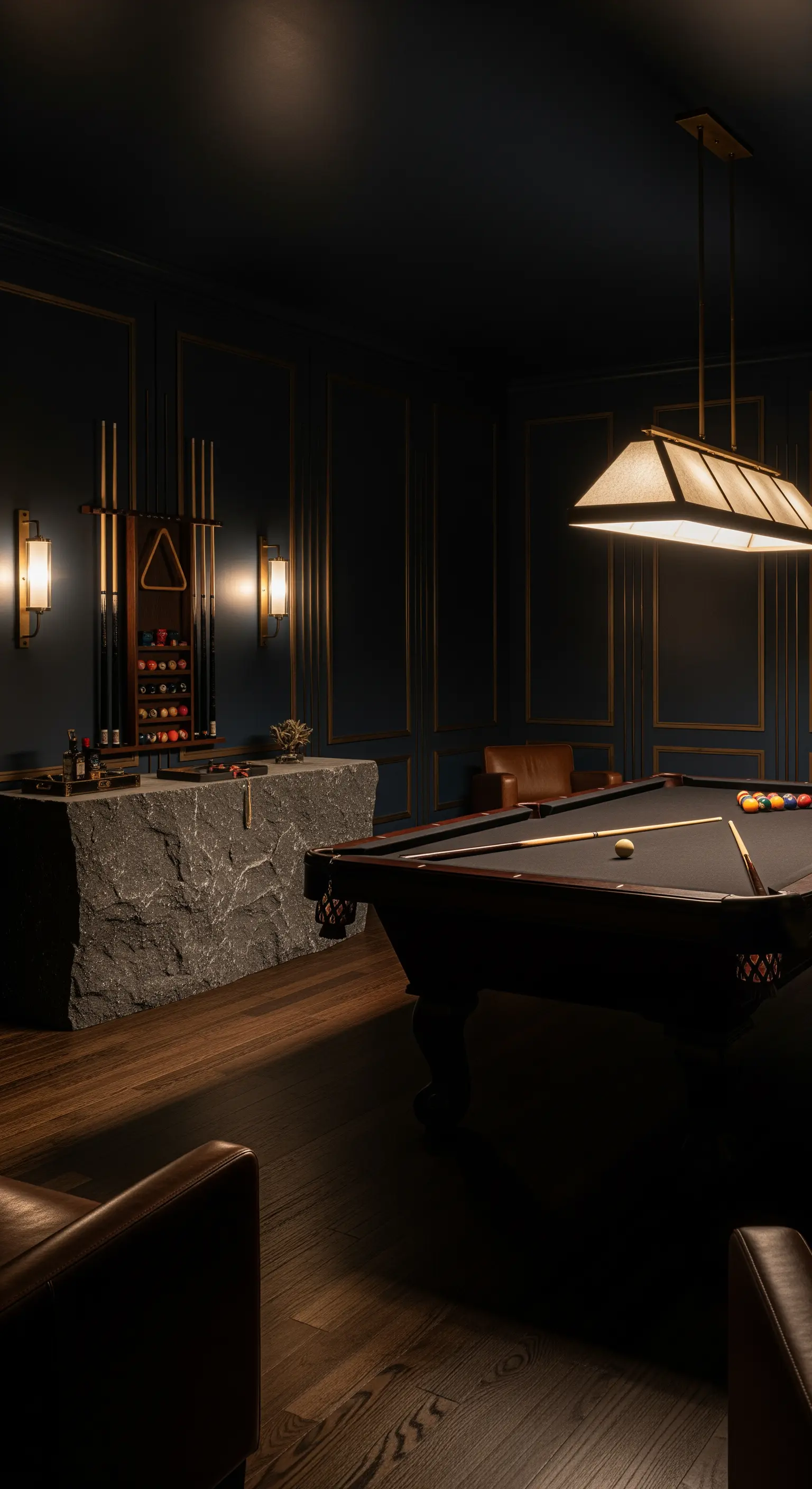 Grob behauener Steintresen in einem luxuriösen Billardzimmer mit dunkler Einrichtung