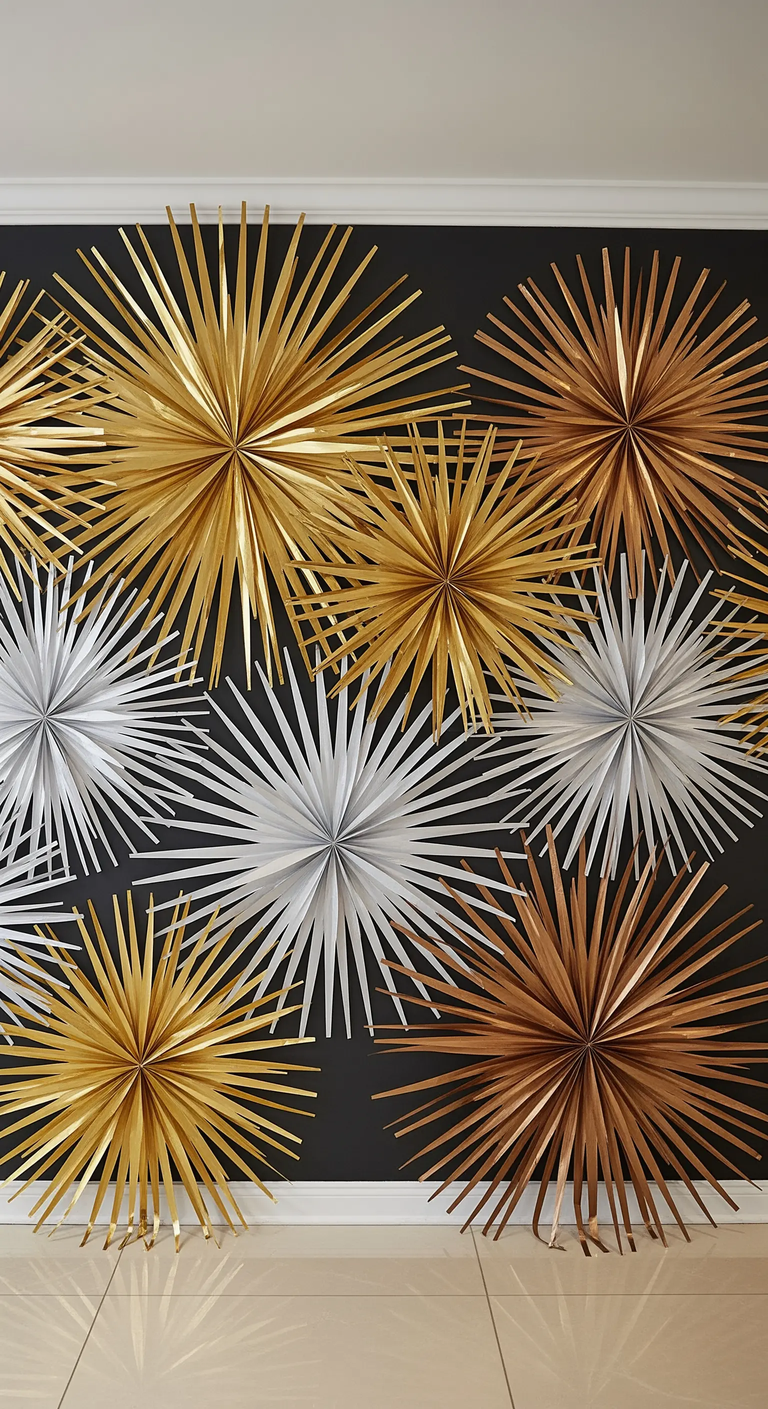Wandkunst aus 3D-Papiersternen in Gold, Silber und Bronze vor einer dunklen Wand.