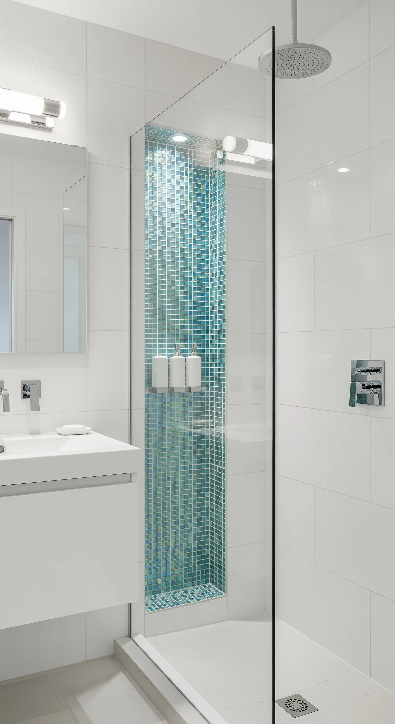 Dusch-Wandnische mit schimmernden blauen Mosaikfliesen in einem weißen Bad.