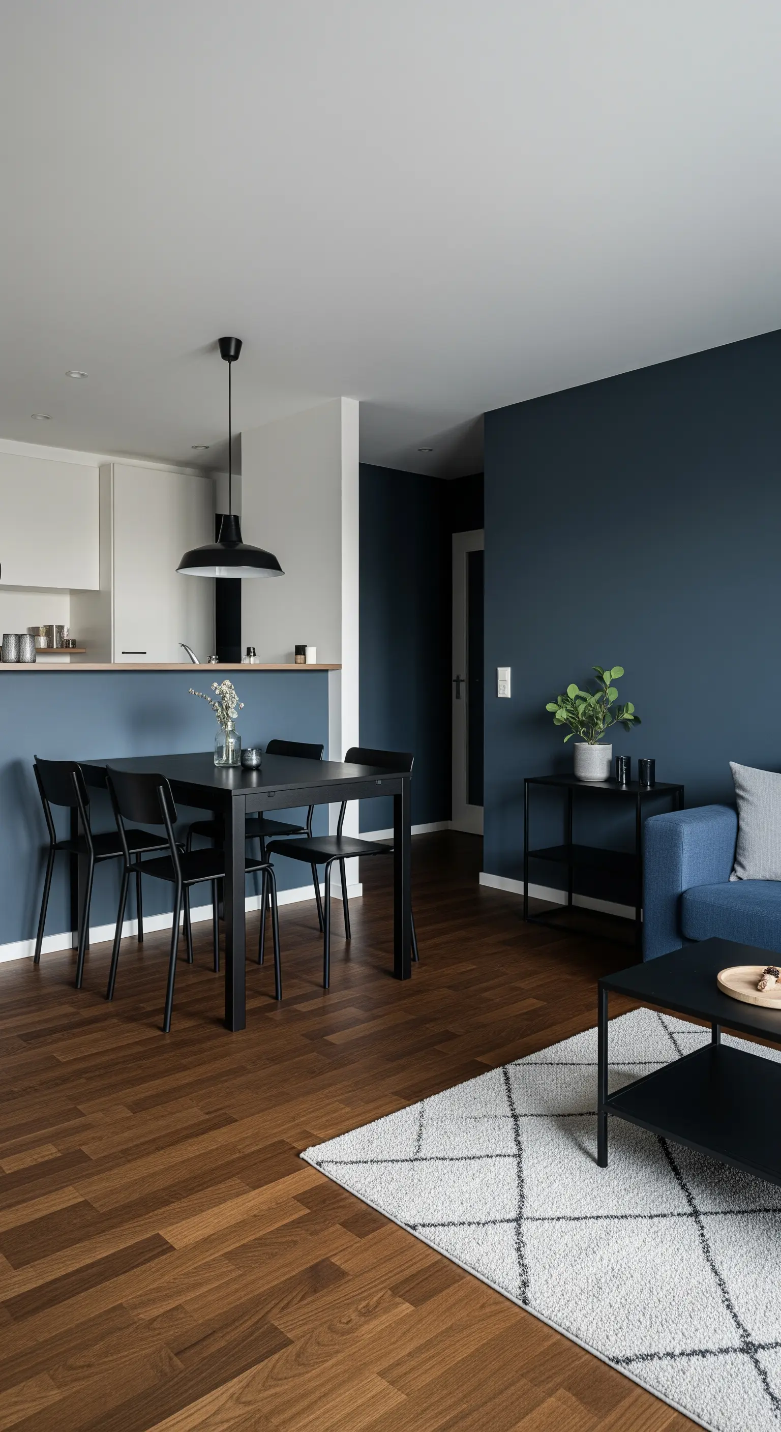 Offener Wohn-Essbereich mit einer dunkelblauen Akzentwand zur Zonierung.