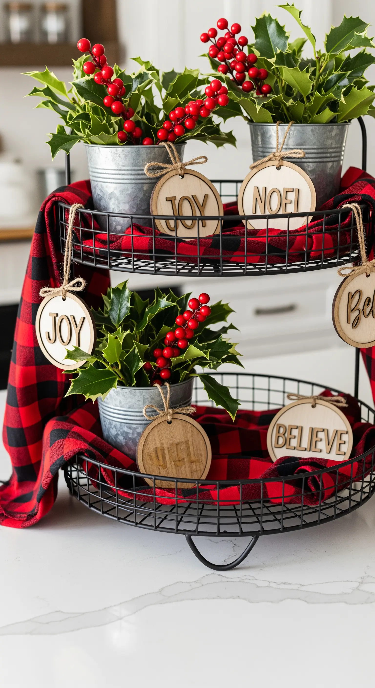 Schwarze Draht-Etagere mit Büffelkaro-Tuch, Stechpalmen in Zinktöpfen und Holzanhängern.