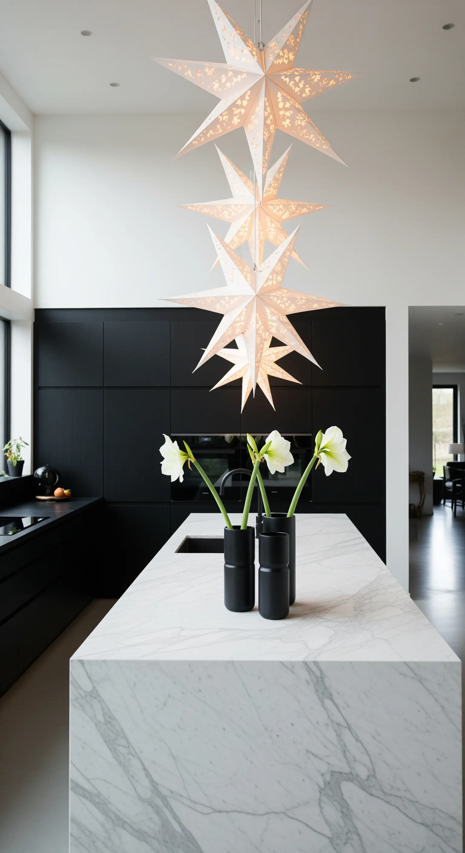 Moderne Küche mit beleuchteten Papiersternen und minimalistischer Blumendeko.
