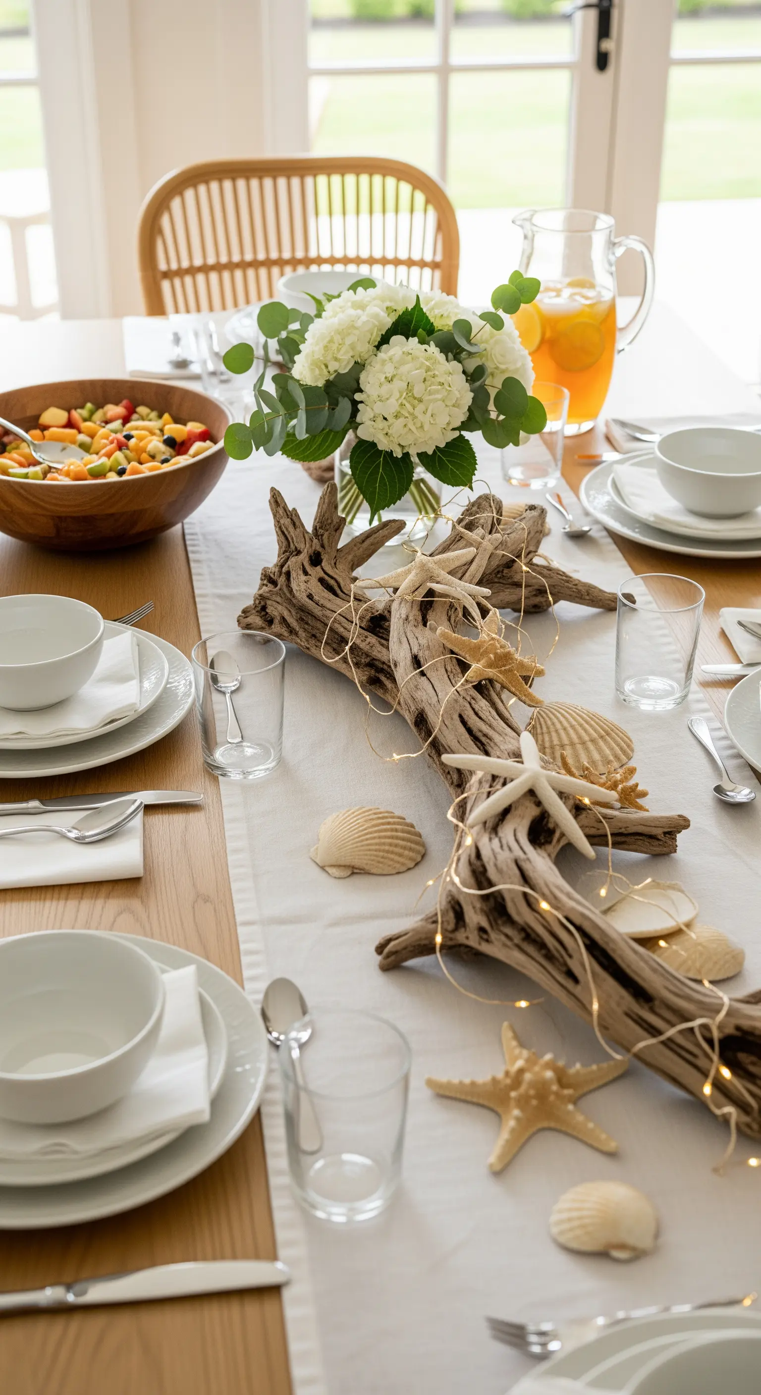 Treibholz-Tischläufer mit Muscheln und Lichterkette für sommerliches Dinner