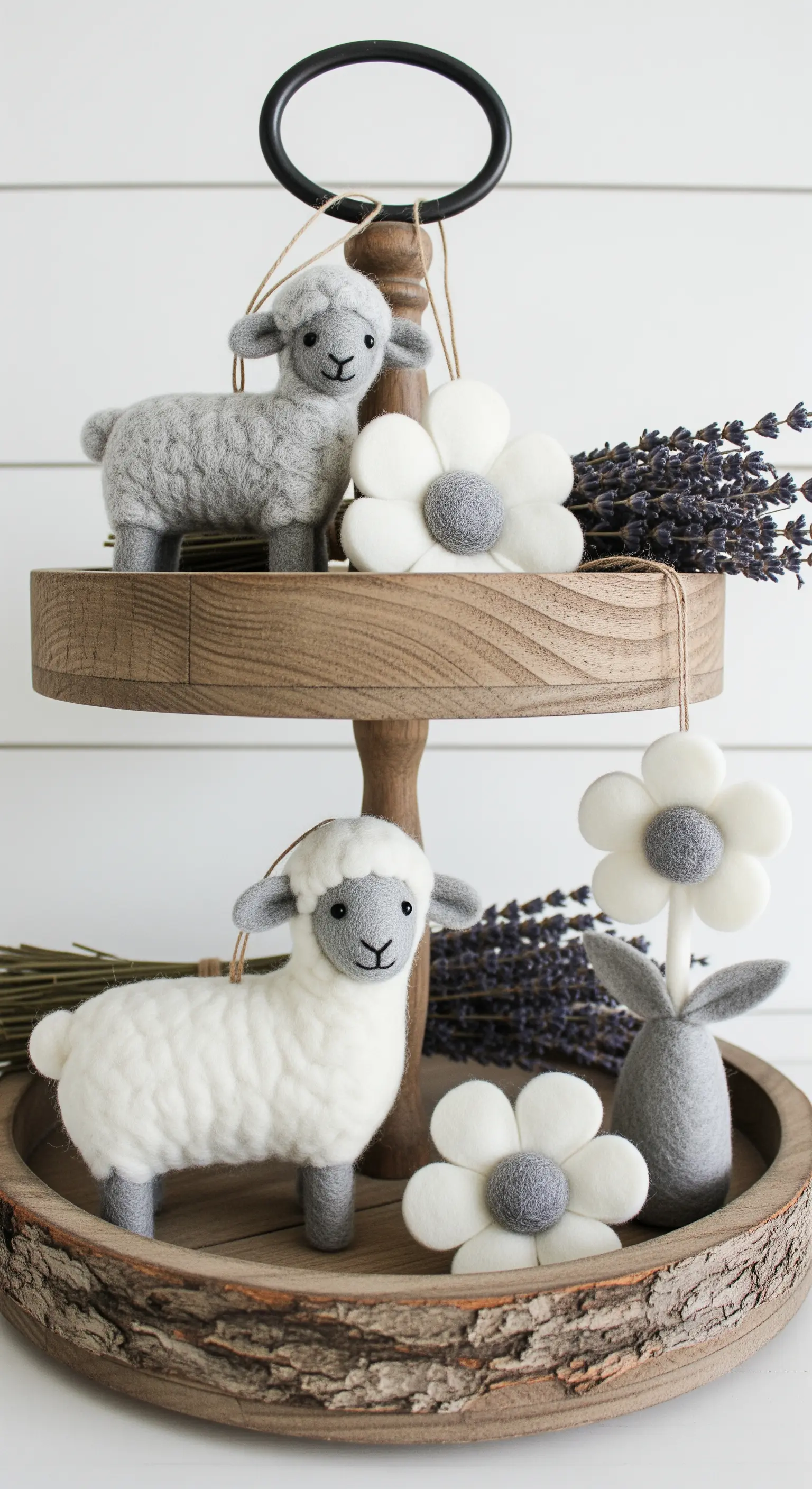 Holz-Etagere mit Rinde, Filzschafen und Lavendel